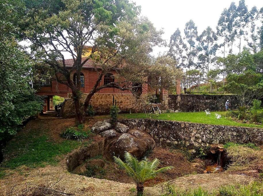 Casa rústica cercada de natureza em Atibaia