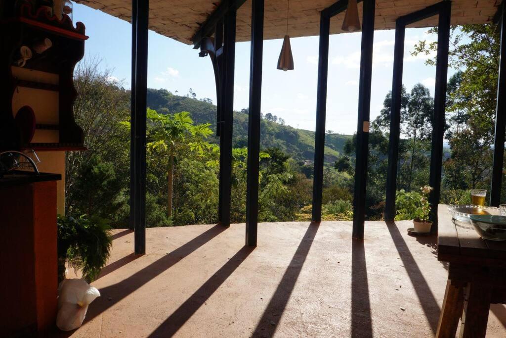 Casa rústica cercada de natureza em Atibaia
