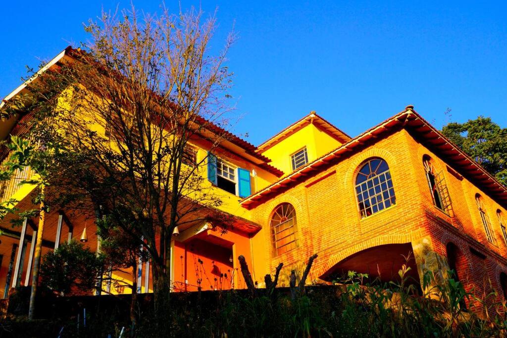 Casa rústica cercada de natureza em Atibaia