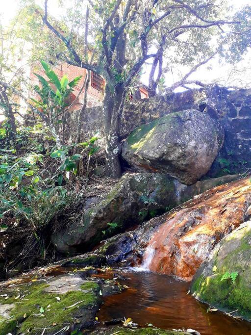 Casa rústica cercada de natureza em Atibaia