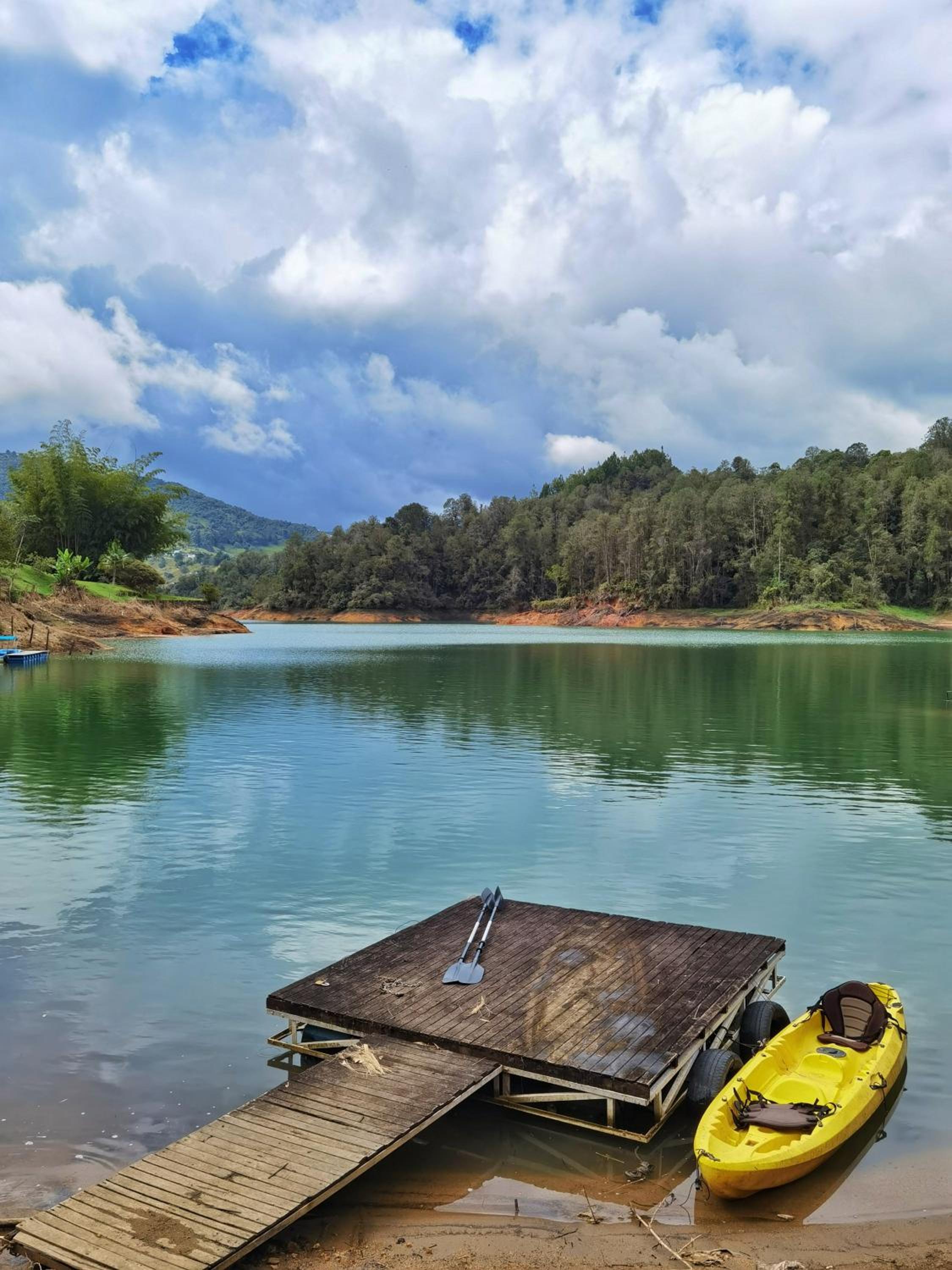 Descanso Bajo La Piedra Del Peñol