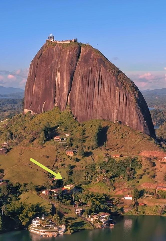 Descanso Bajo La Piedra Del Peñol