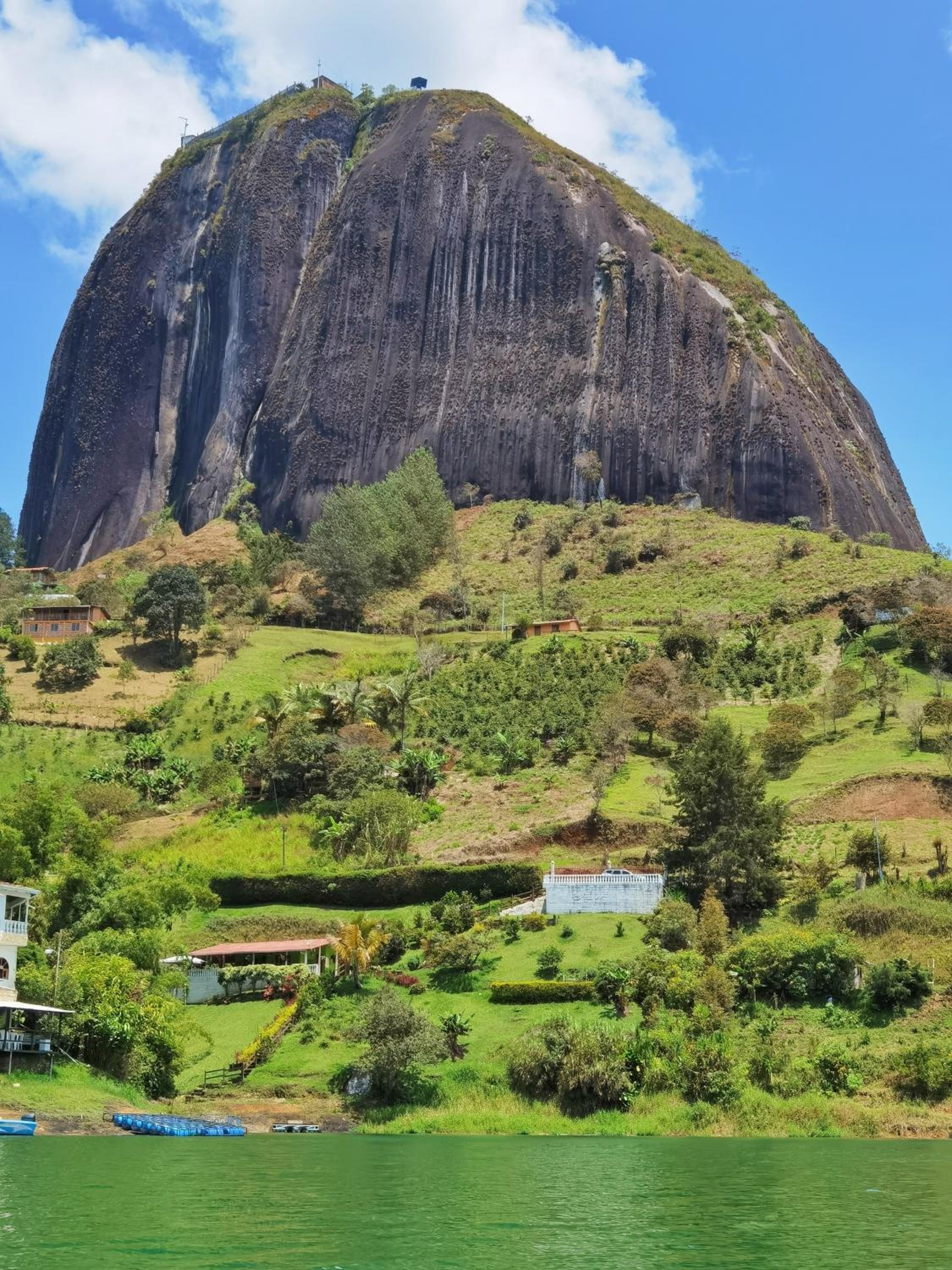 Descanso Bajo La Piedra Del Peñol