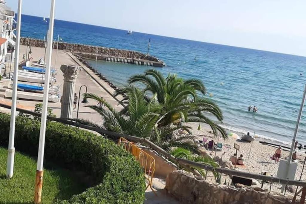Apart frente al Mar Mediterraneo