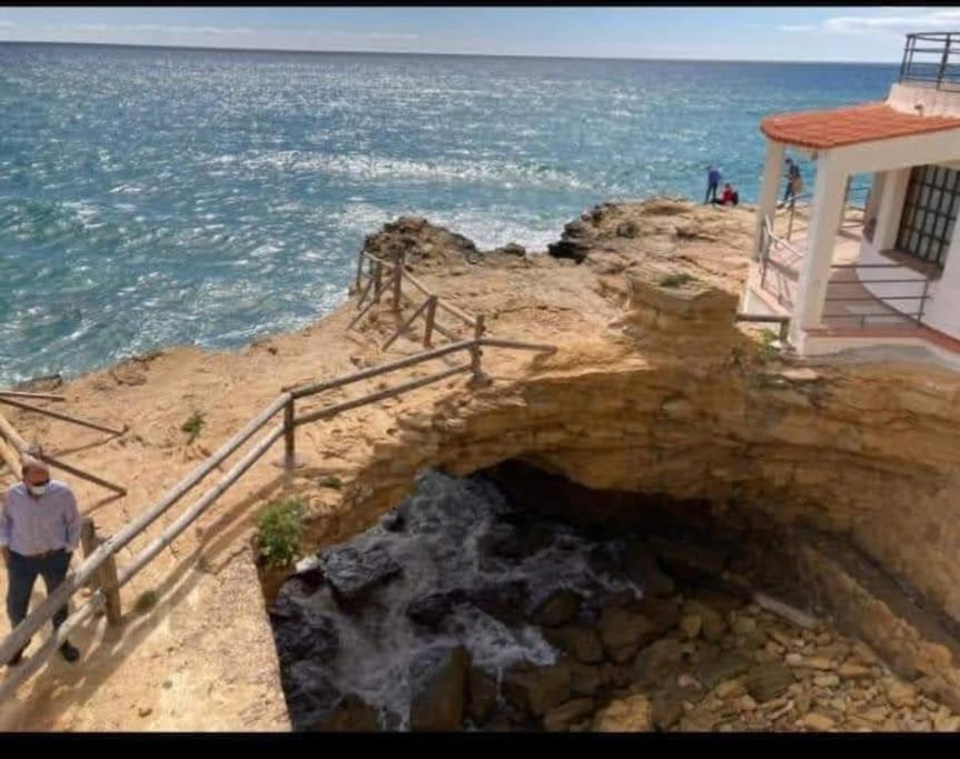 Apart frente al Mar Mediterraneo