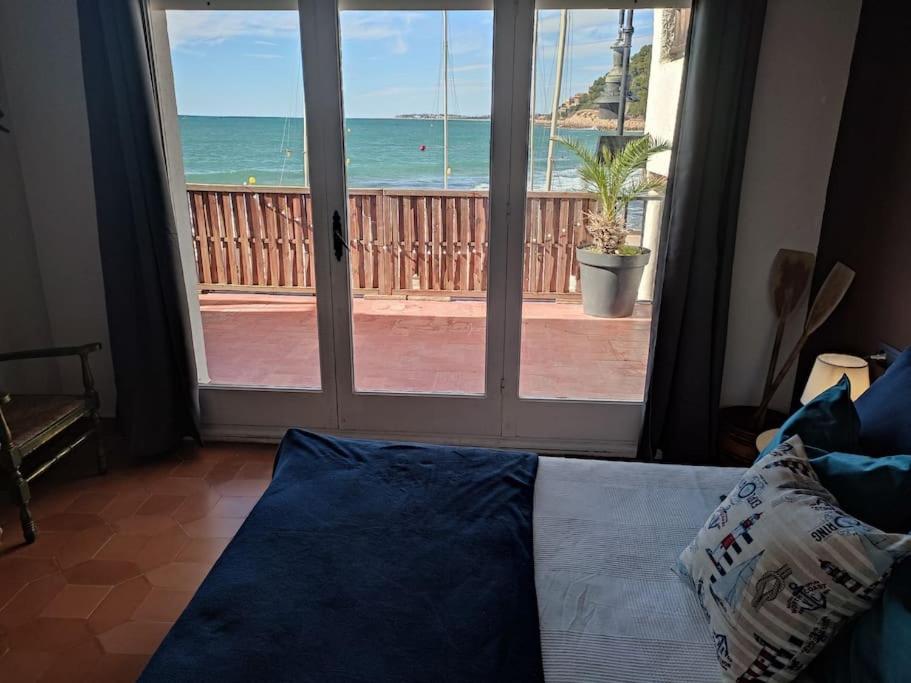 Apart frente al Mar Mediterraneo