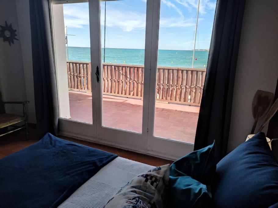 Apart frente al Mar Mediterraneo