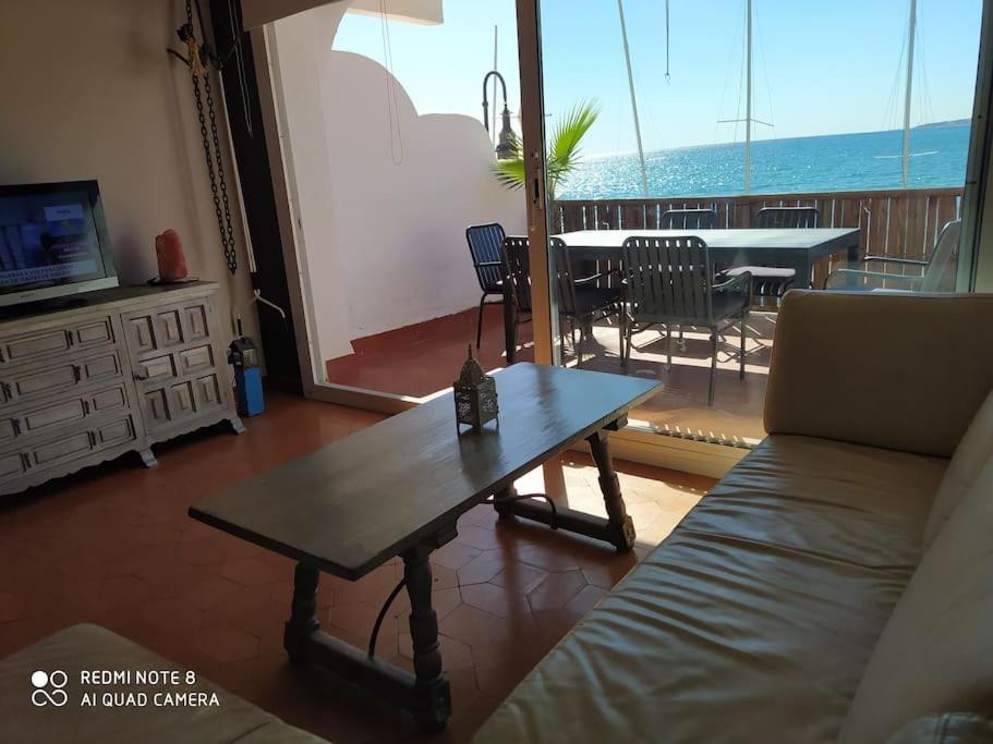 Apart frente al Mar Mediterraneo