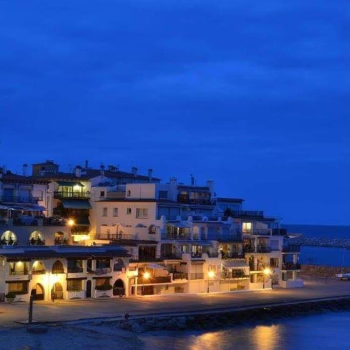 Apart frente al Mar Mediterraneo