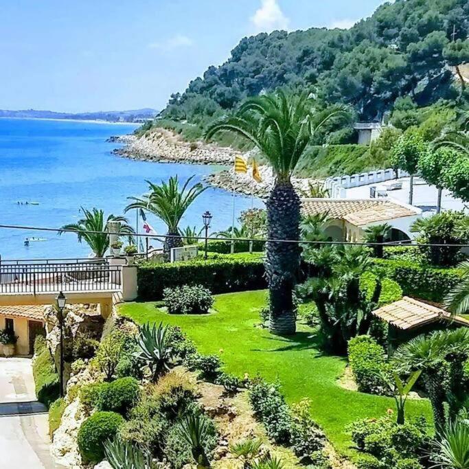 Apart frente al Mar Mediterraneo