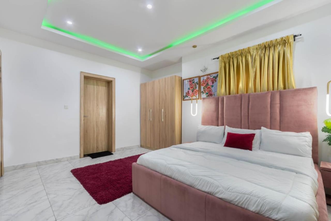 Exclusive 4 Bedroom Apartment With Snooker Lekki Phase 1