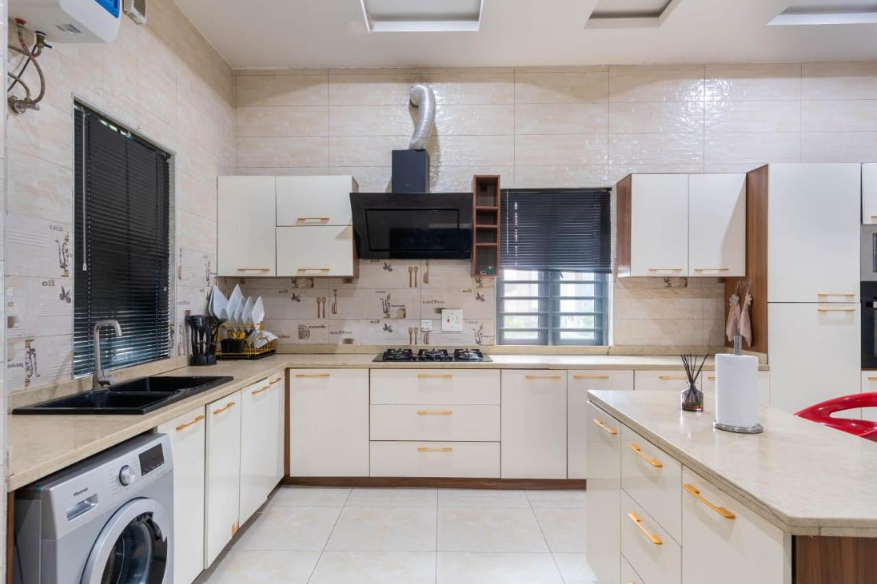 Exclusive 4 Bedroom Apartment With Snooker Lekki Phase 1