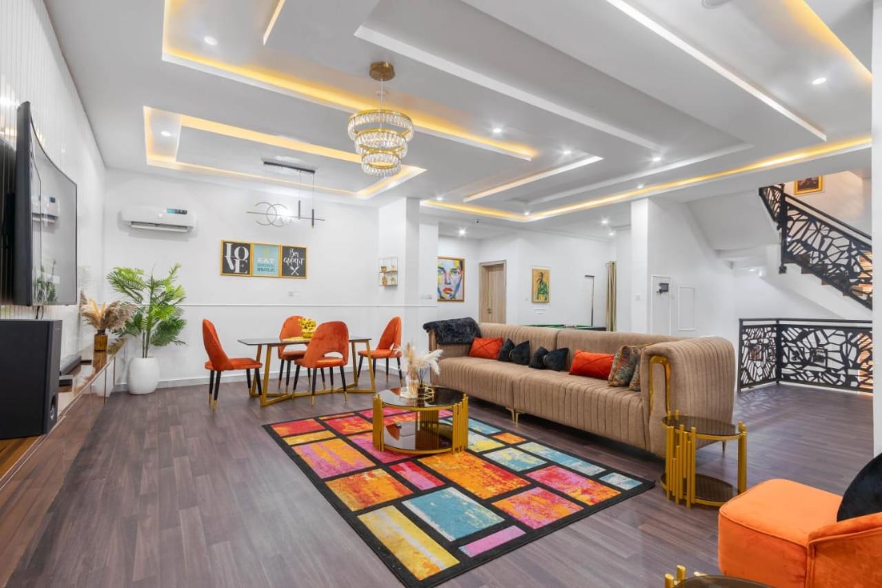 Exclusive 4 Bedroom Apartment With Snooker Lekki Phase 1