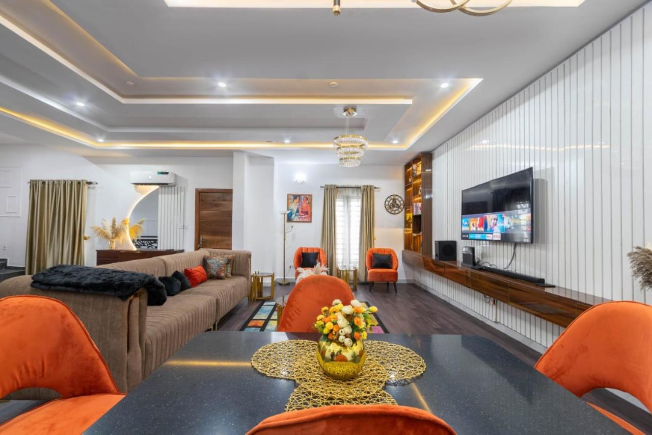 Exclusive 4 Bedroom Apartment With Snooker Lekki Phase 1