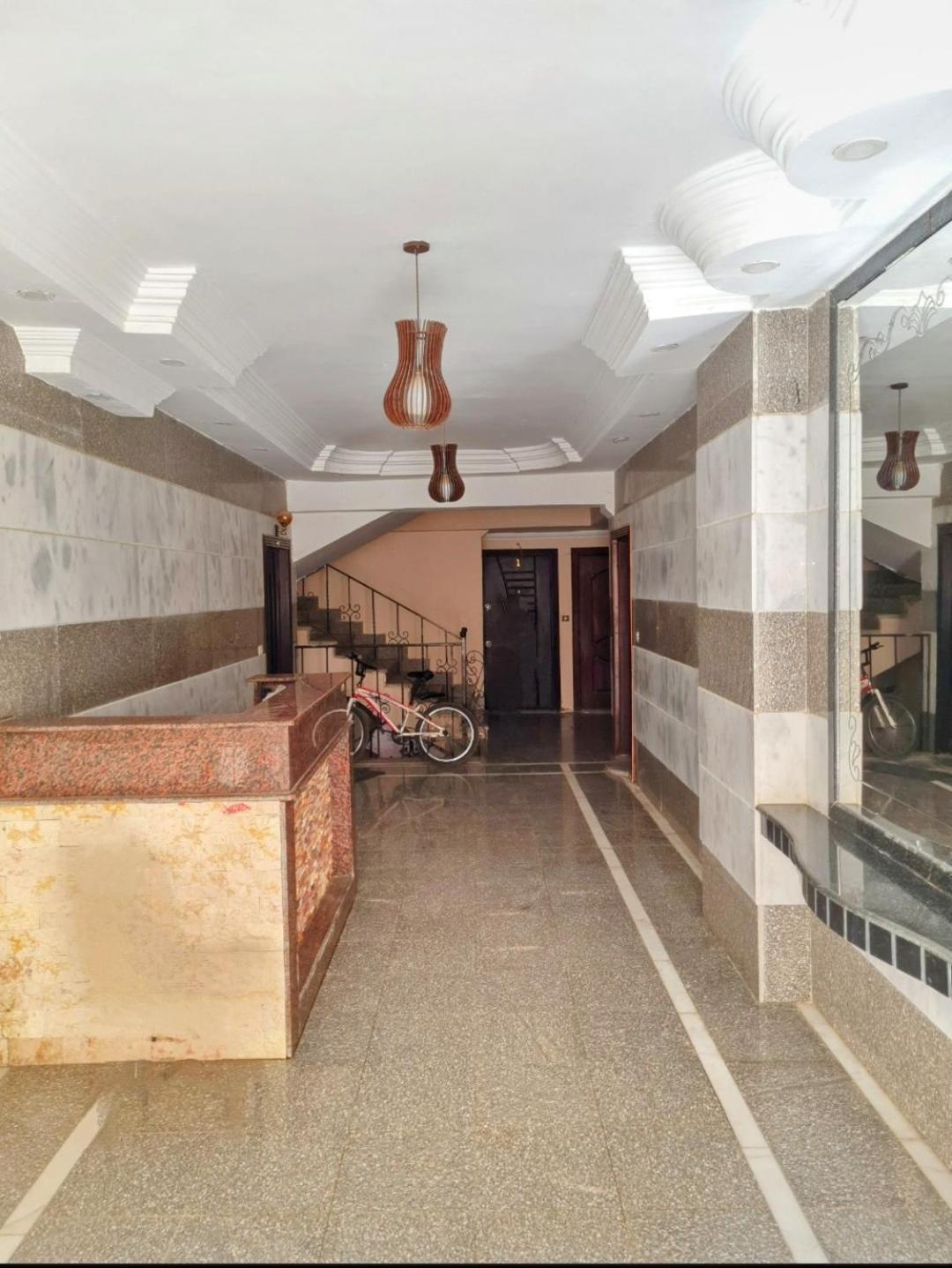Complex Apts Near AUC And Malls
