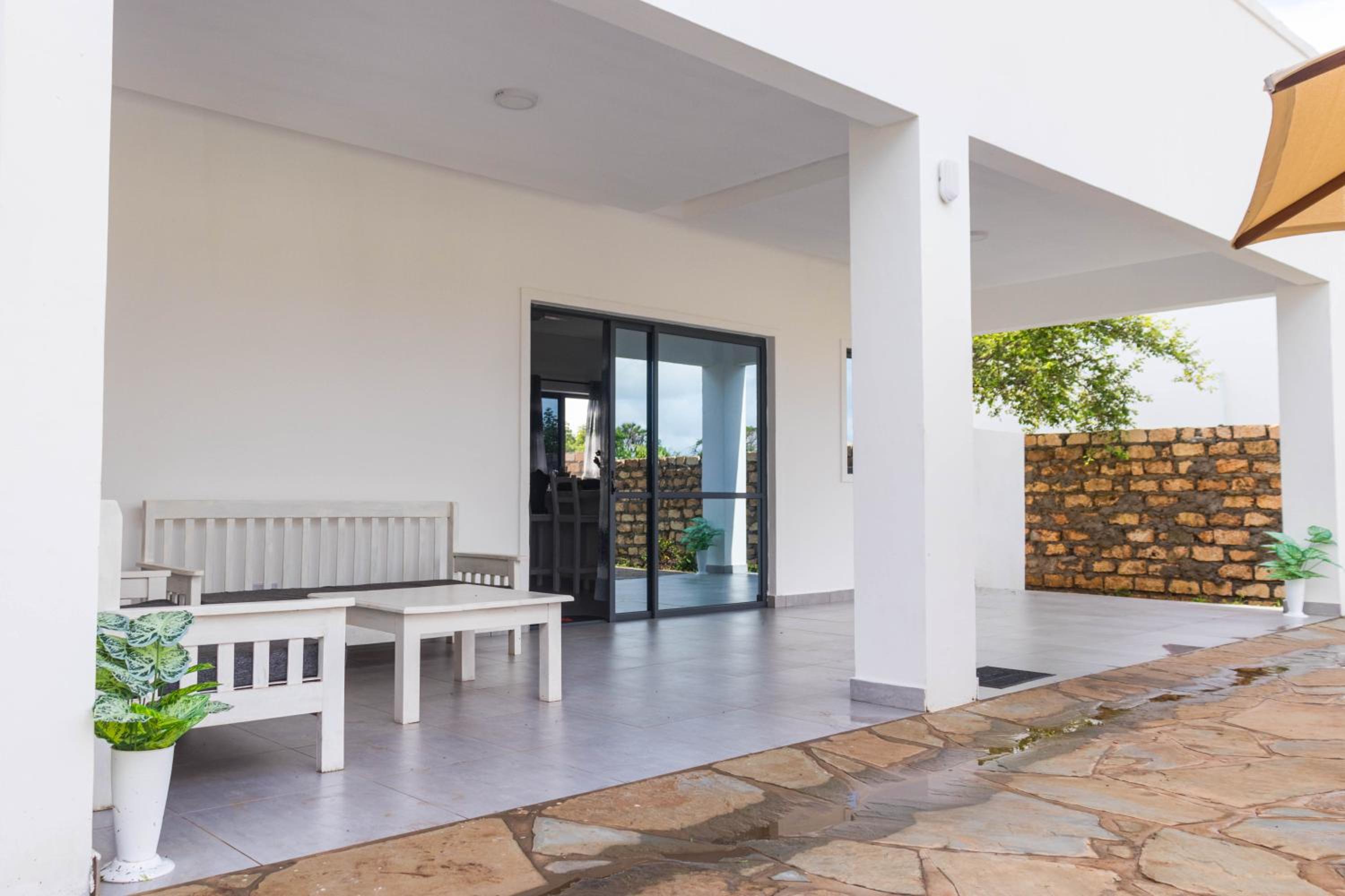 4 U Luxury Bungalows Diani view 3