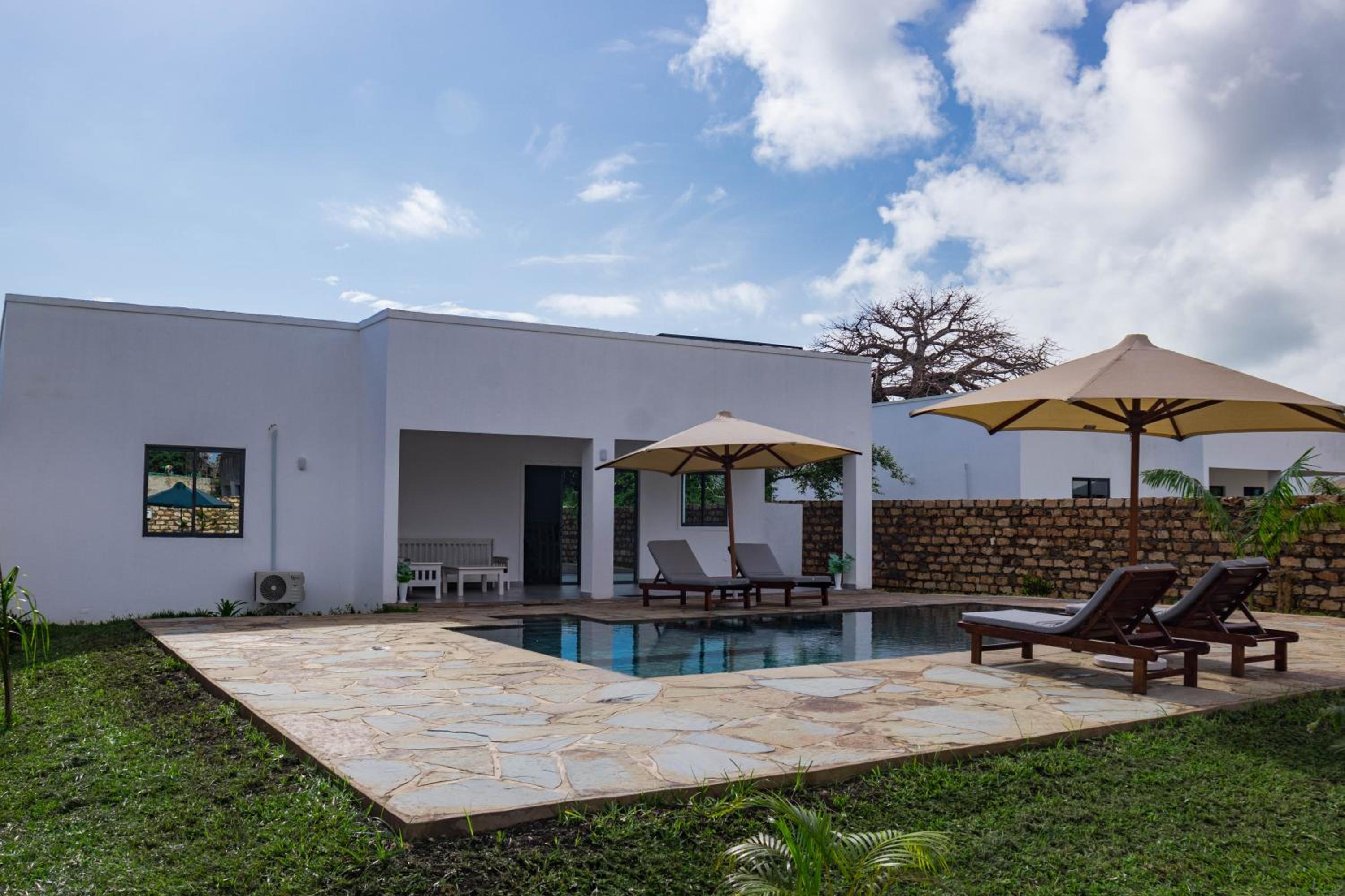4 U Luxury Bungalows Diani view 2