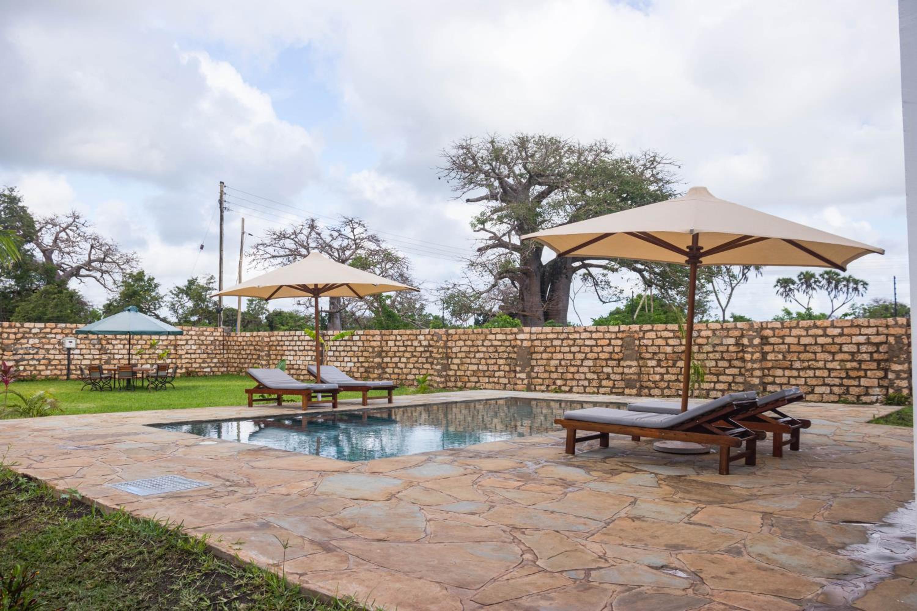 4 U Luxury Bungalows Diani view 5