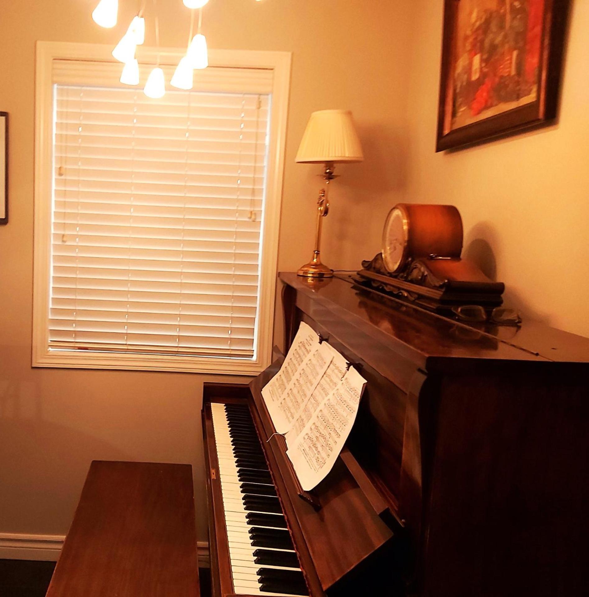 Lovely comfy home private bath in central Calgary