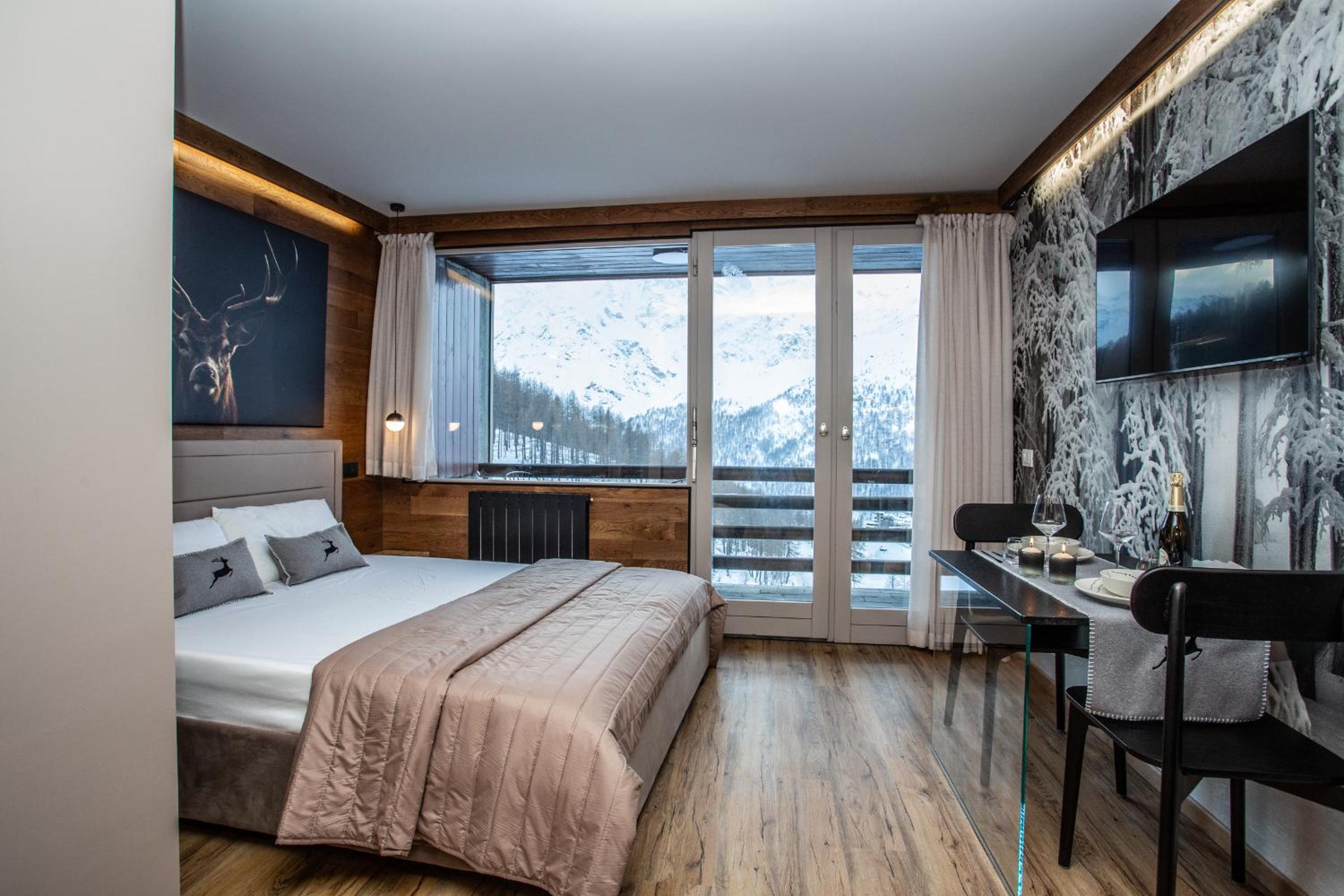 DEER LODGE Mountain view apartment with ski-in access