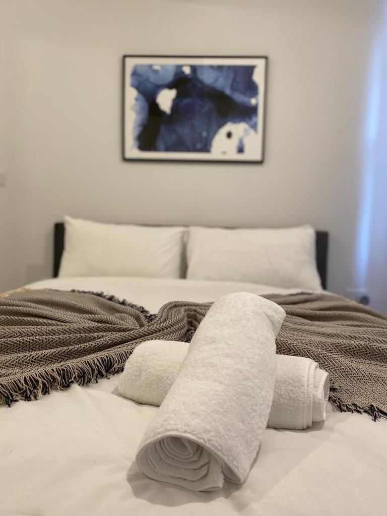 The Grove 1-Bed Cheltenham Town Centre Apartment with Private Parking view 3