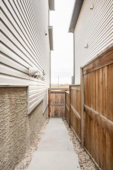 New&Stylish&Cozy Suit near Spruce Meadows Sleeps 6- Backyard-EV