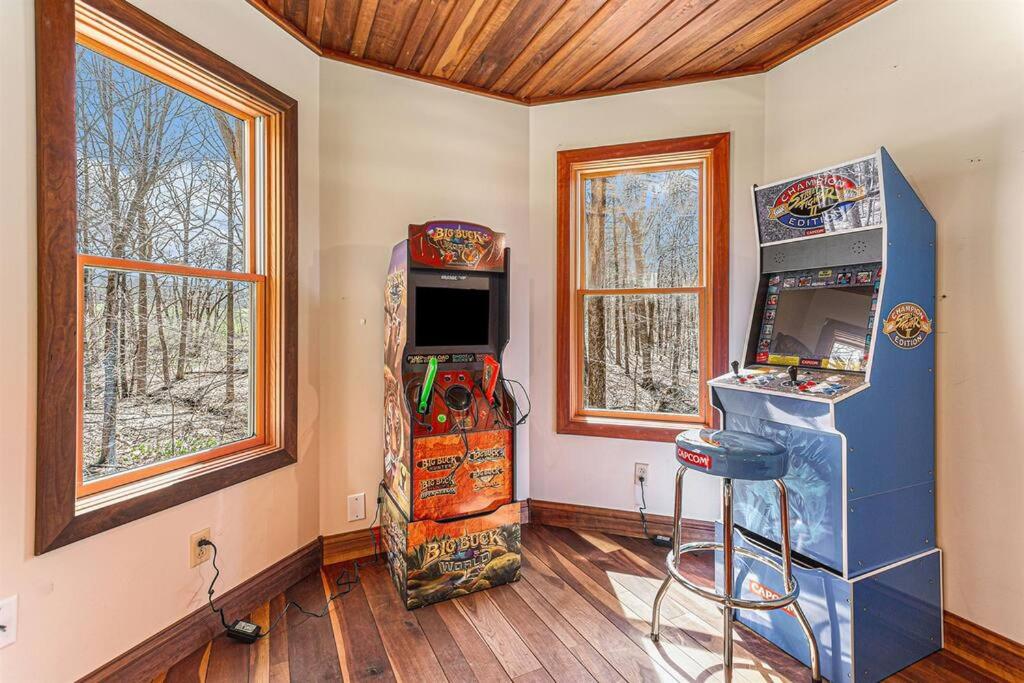 The Hopkins Hideaway - 40 Acres with trails, Arcades, Hot Tub, Fire Pit view 4