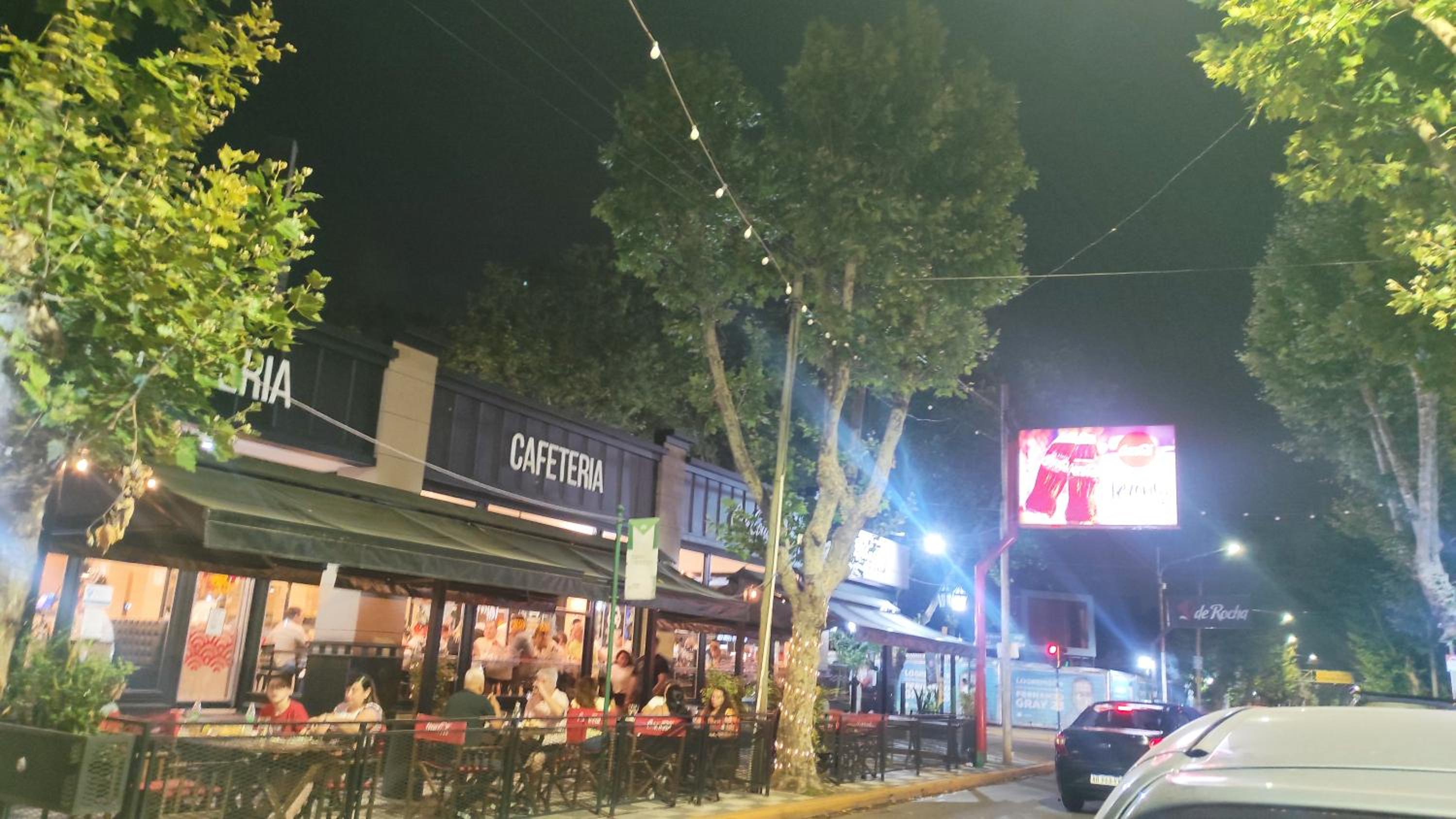 casa a minutos del aeropuerto de Ezeiza sobre avenida OPCION TRANFER LAS 24 HORAS DESDE Y HACIA EL AEROPUERTO DE EZEIZA amplio parque para mascotas rejas y