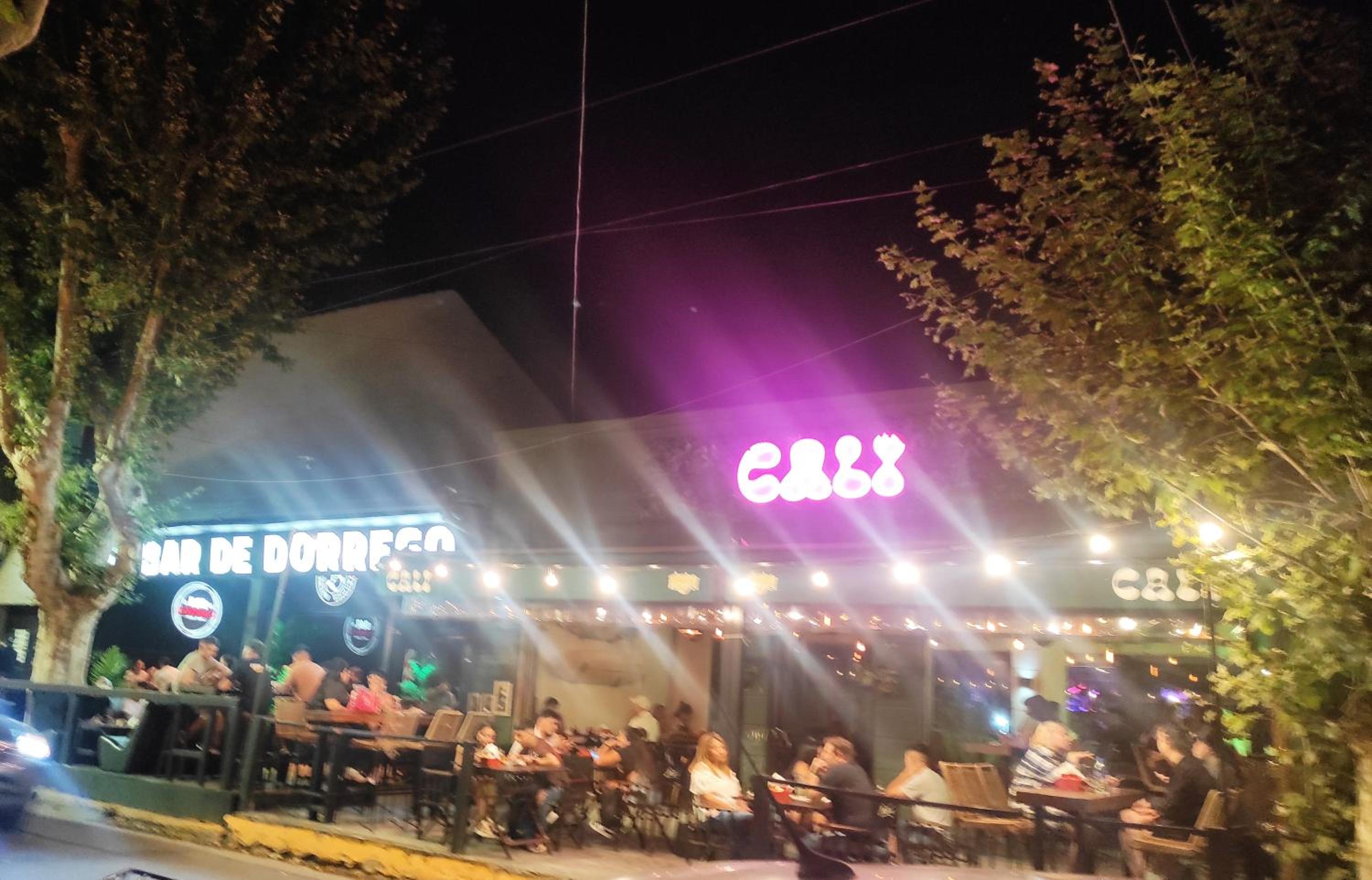 casa a minutos del aeropuerto de Ezeiza sobre avenida OPCION TRANFER LAS 24 HORAS DESDE Y HACIA EL AEROPUERTO DE EZEIZA amplio parque para mascotas rejas y