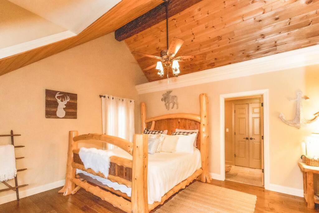 Colibri Cabin on a peaceful lake, with a hot tub! view 2