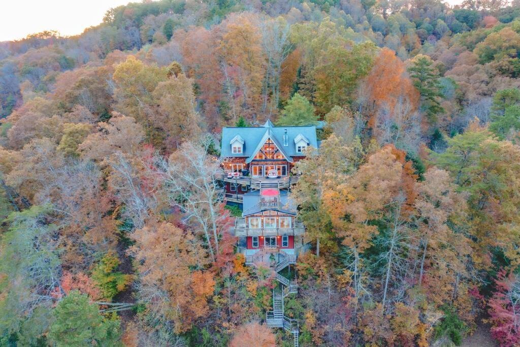 Colibri Cabin on a peaceful lake, with a hot tub! view 3
