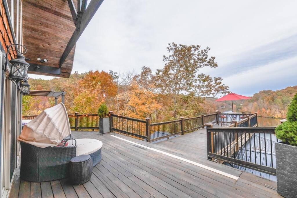 Colibri Cabin on a peaceful lake, with a hot tub! view 4