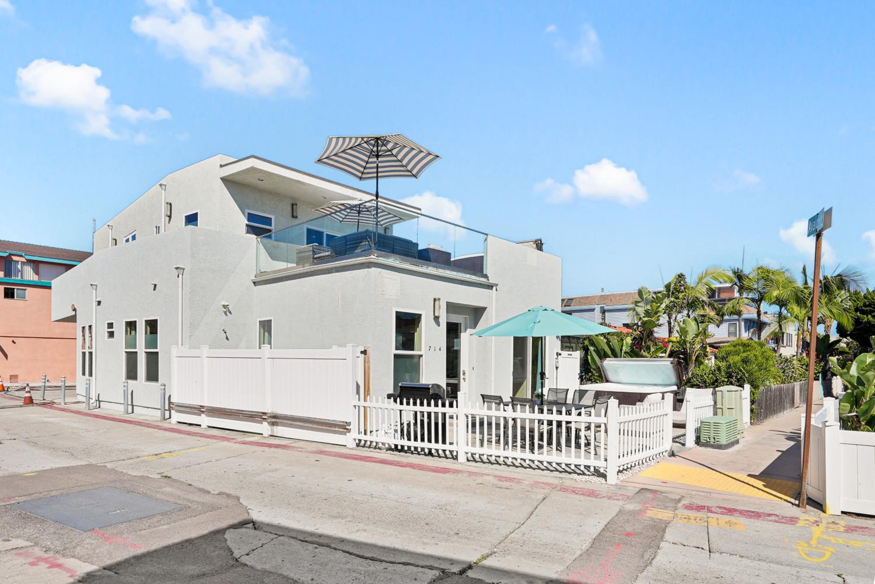 Hotel Mission Paradise - Spa, Pet Friendly, Steps2Sand - Image 1