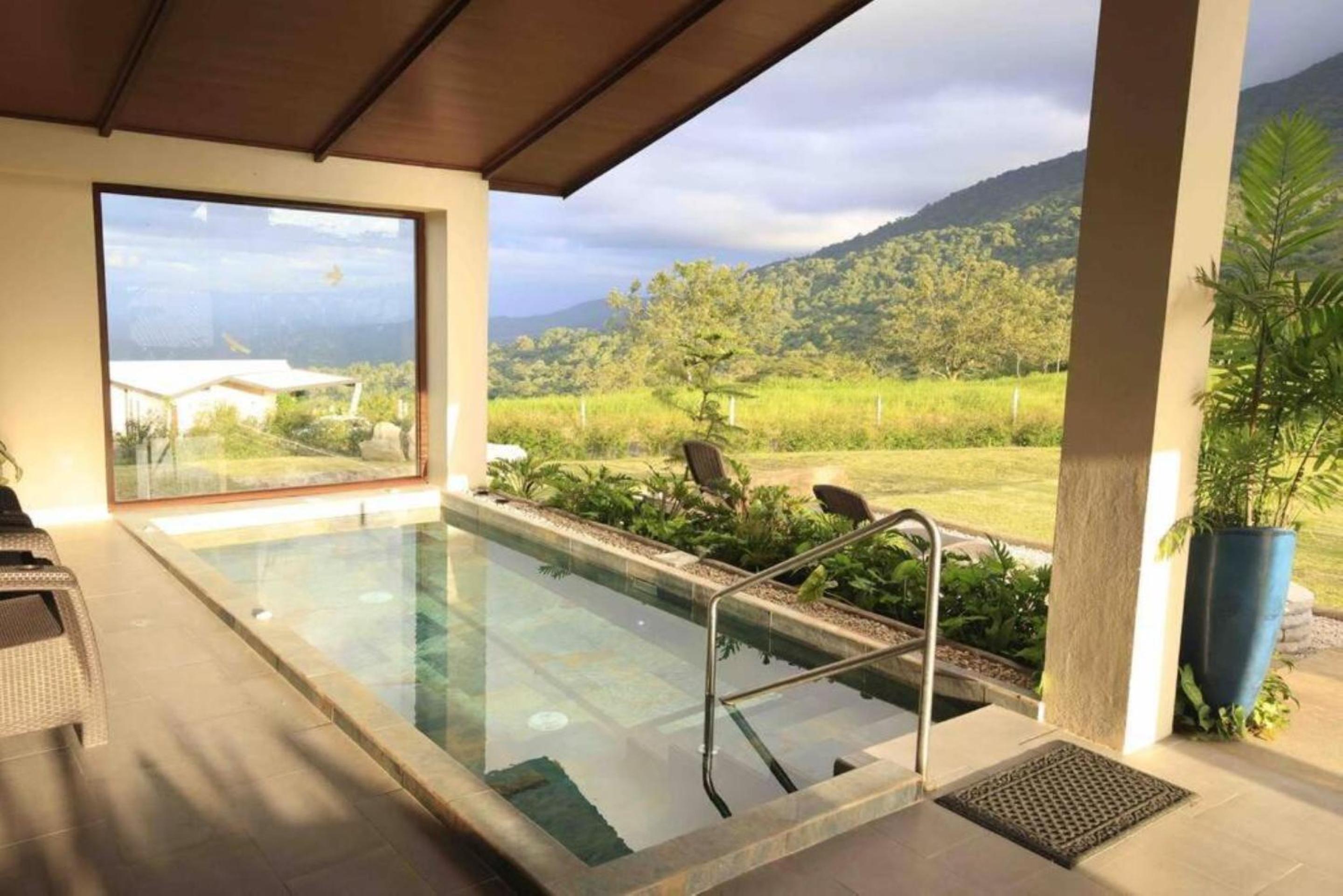 Villas Jawara ! Un Volcán en su Jardín !
