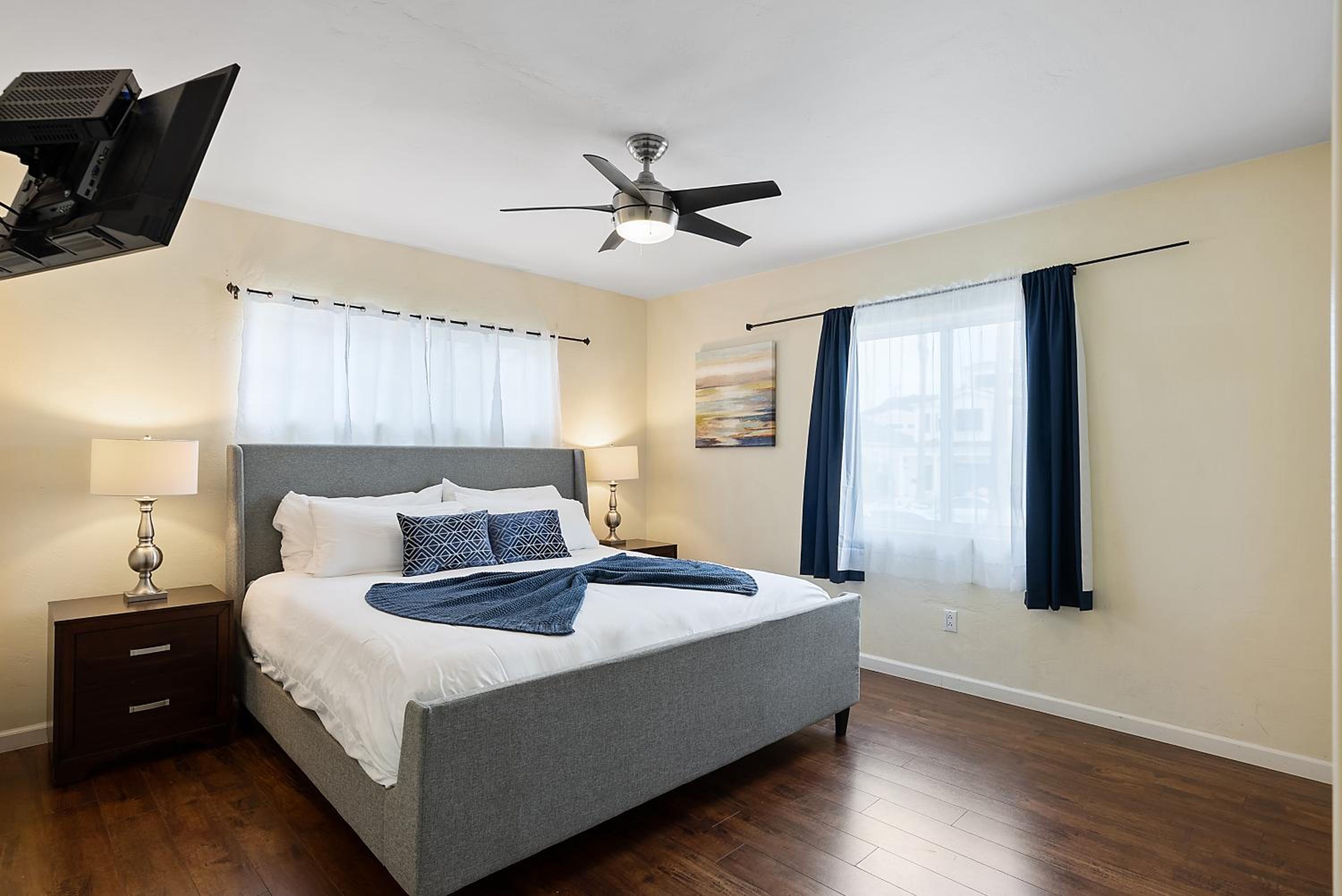 Pacific Oasis - Large Patio, Parking & Walk to Beach view 3