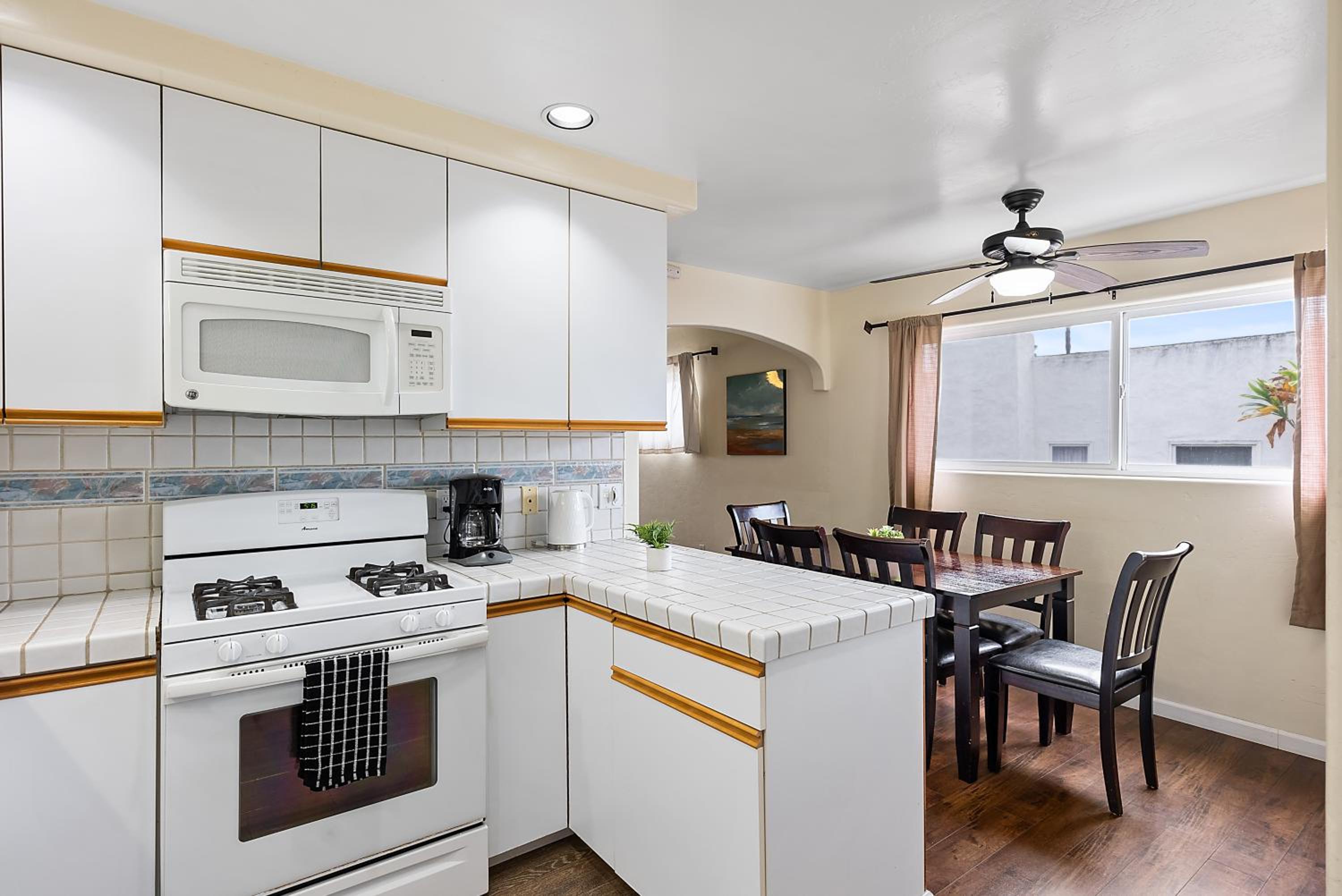 Pacific Oasis - Large Patio, Parking & Walk to Beach view 4