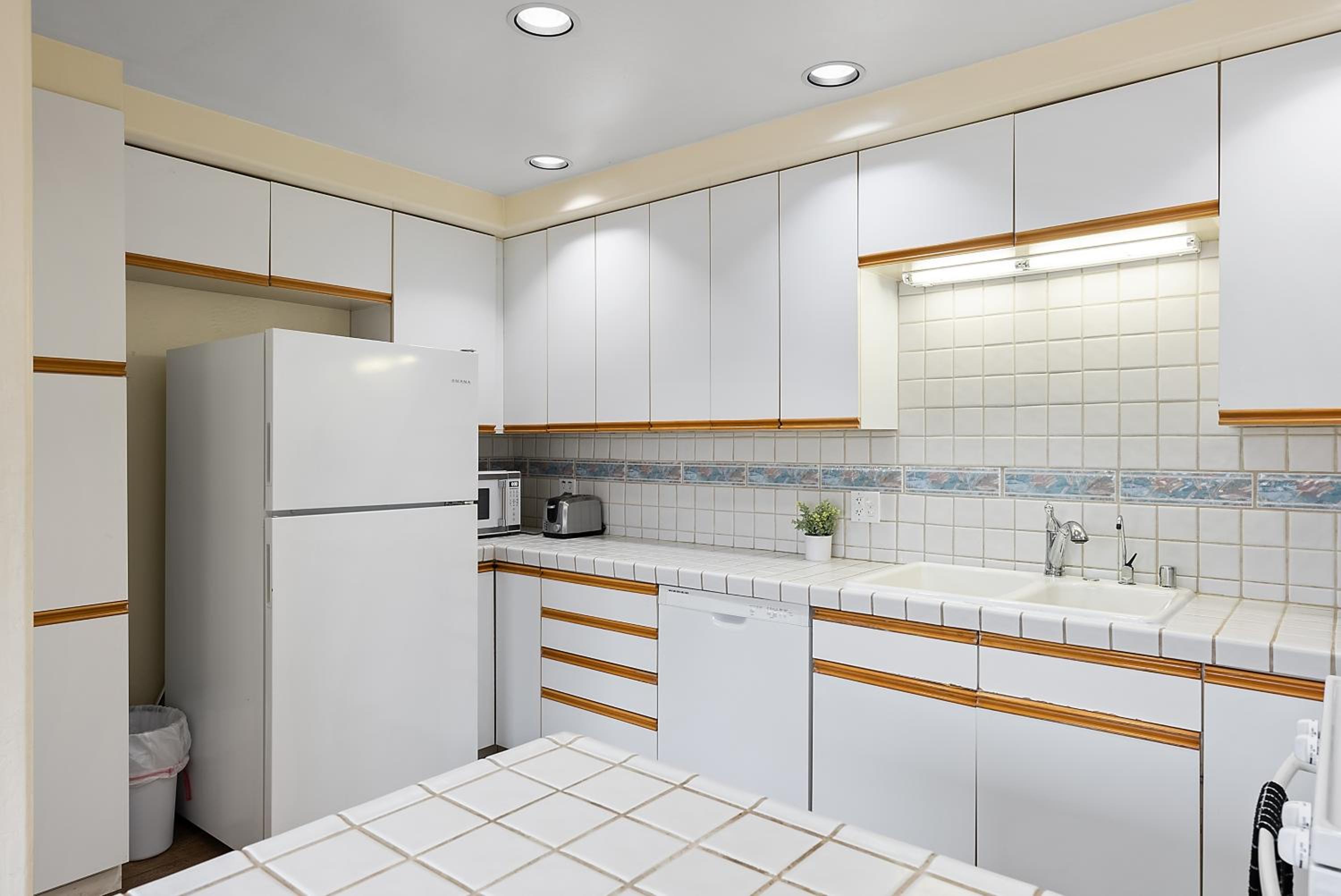 Pacific Oasis - Large Patio, Parking & Walk to Beach view 5