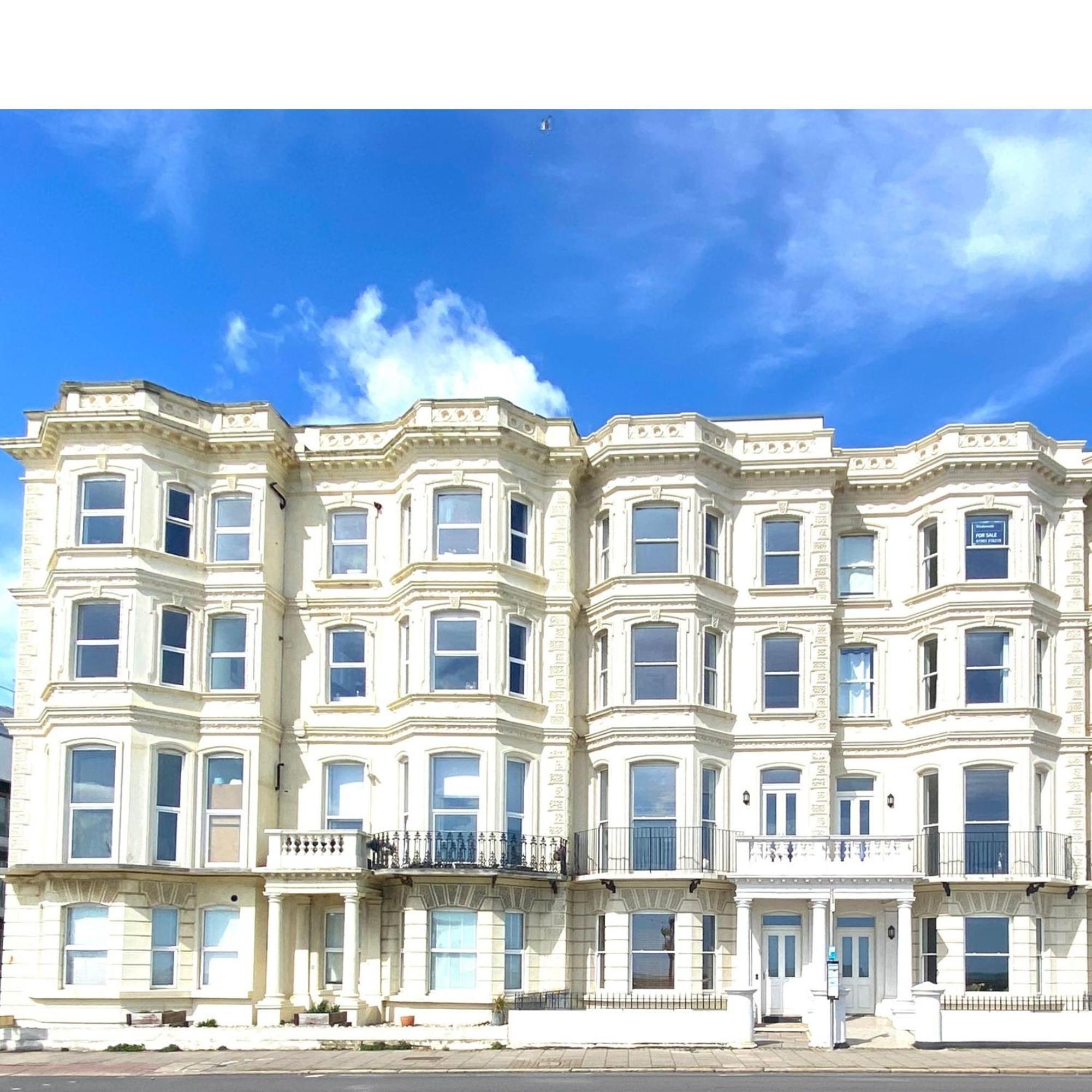 Stunning 2 Bed Apartment Sea Views and Parking