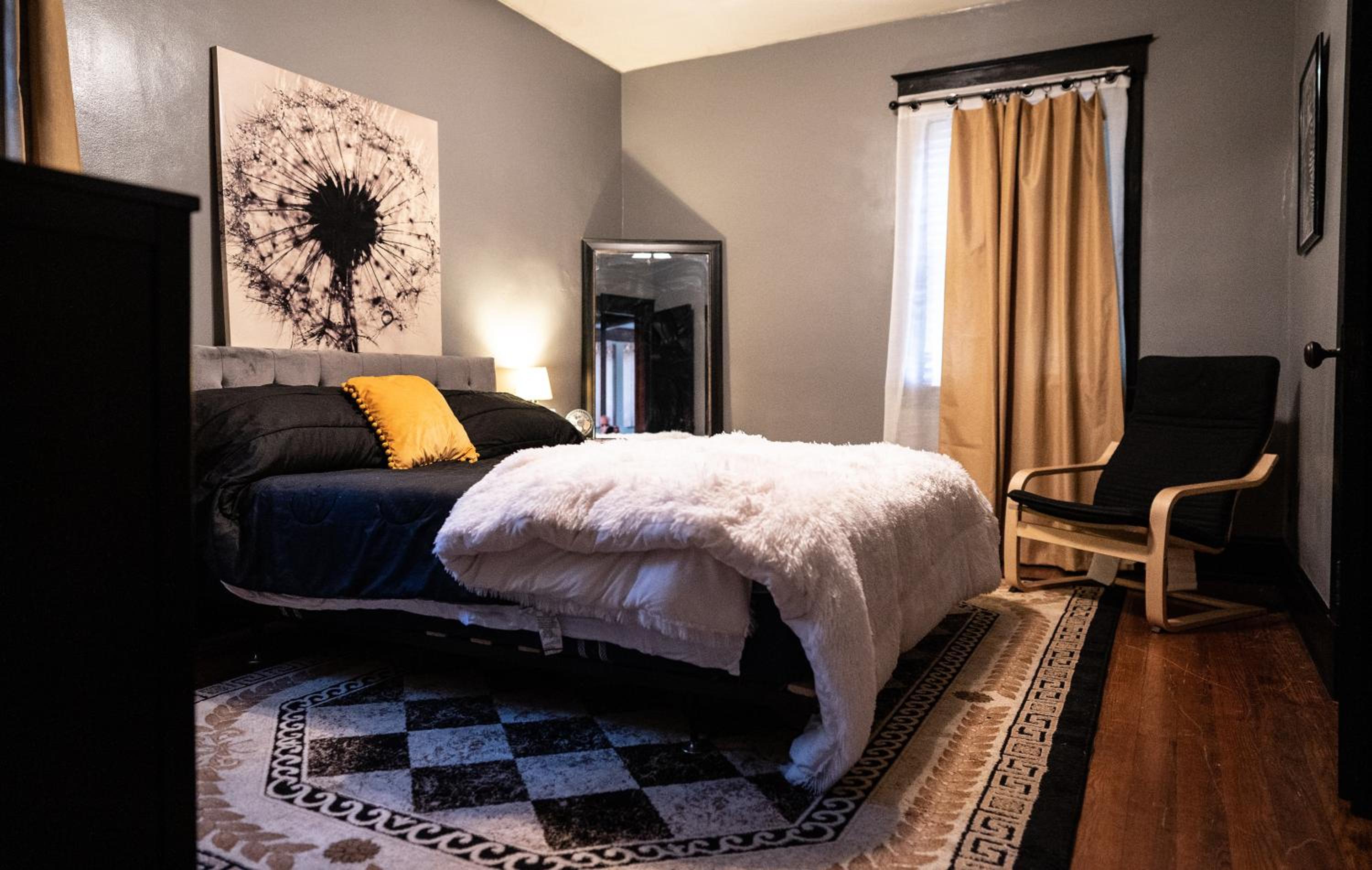 Historic Townhouse in Wallace Woods - Quiet, Easy Parking, Pets Welcome view 2