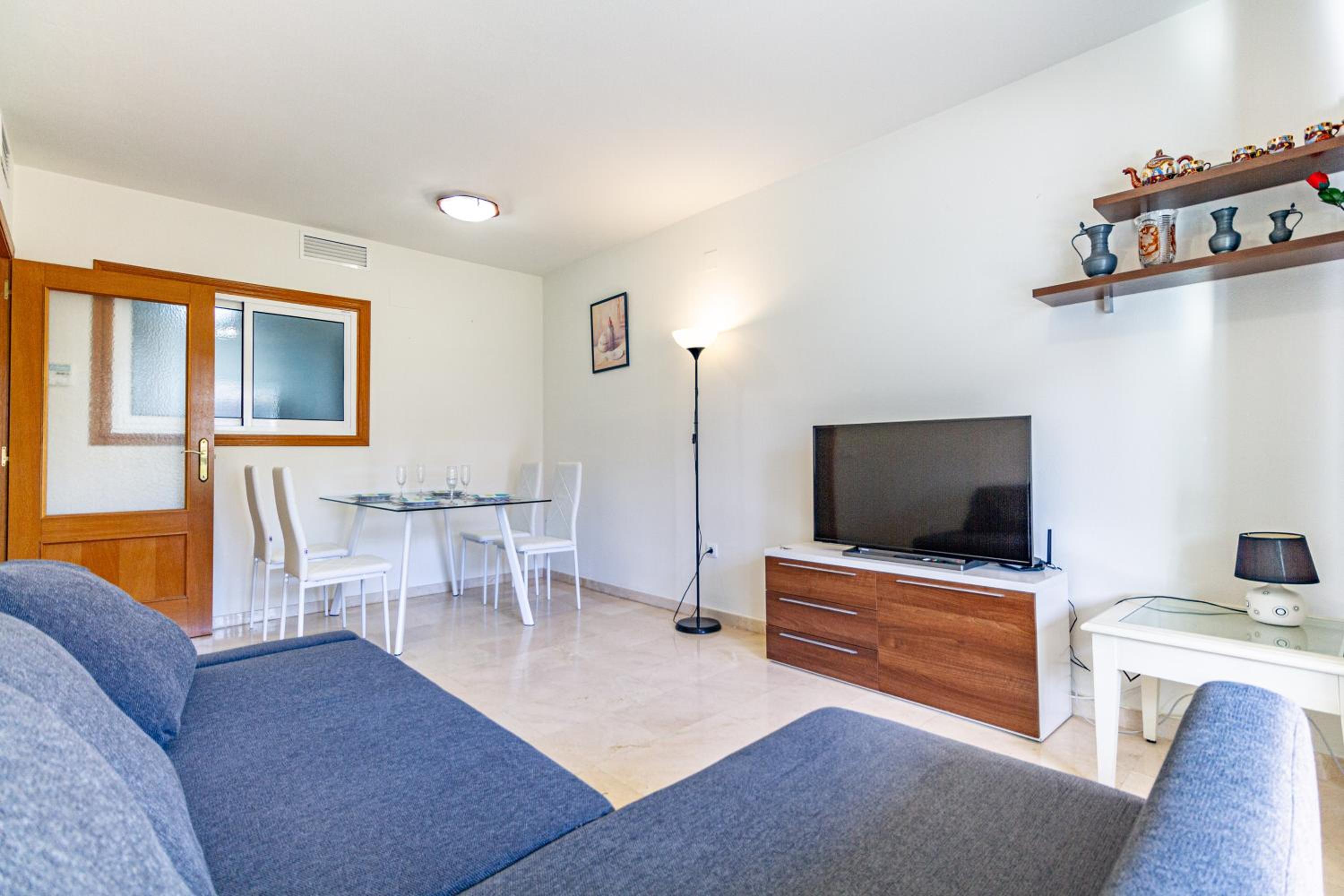 Beautiful flat in the building Balcon del Mar, on the first line of La Cala beach, pool and garage photo 3