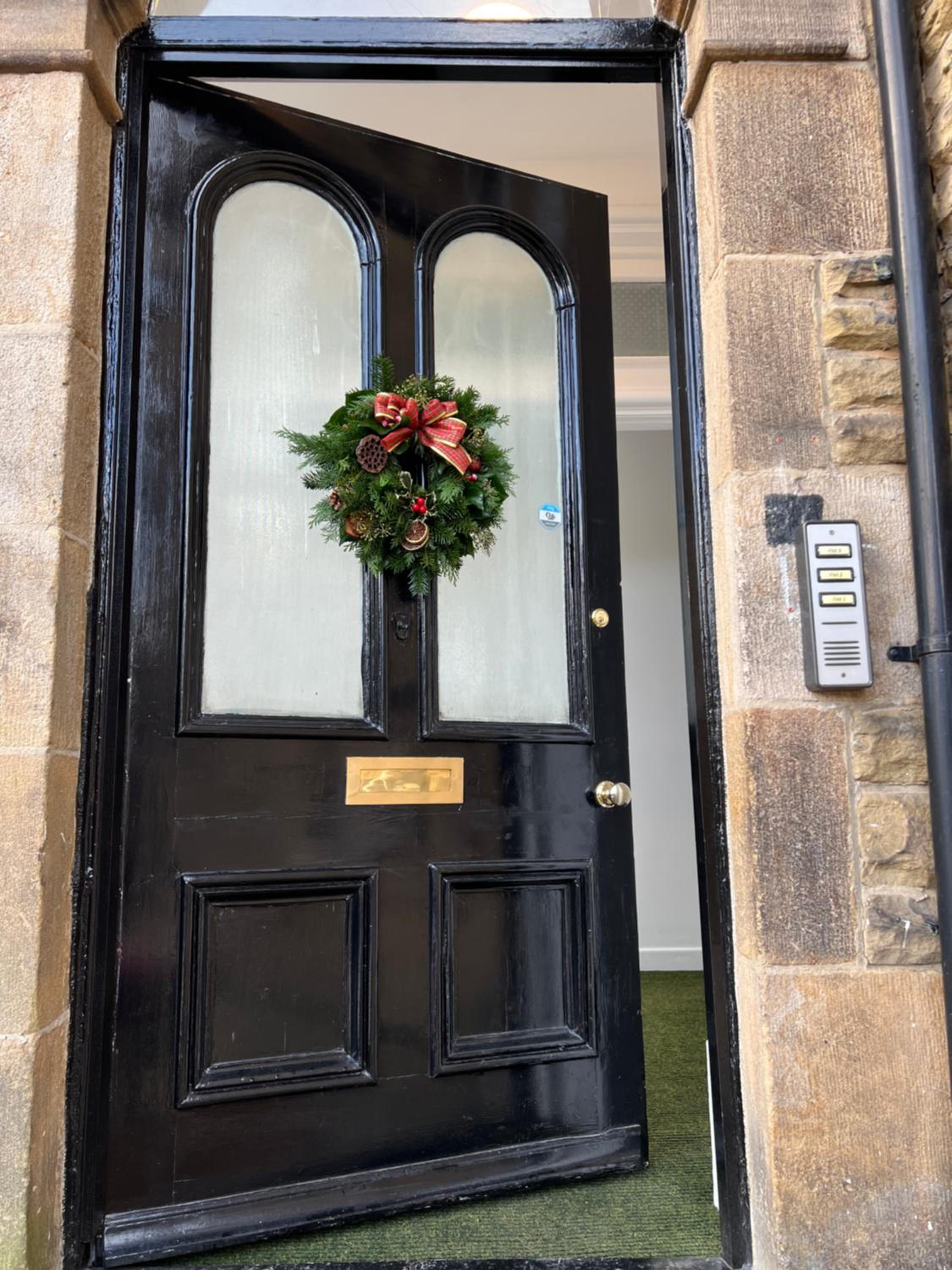 2 Bed ground floor apartment, sleeps 4 with free parking view 4