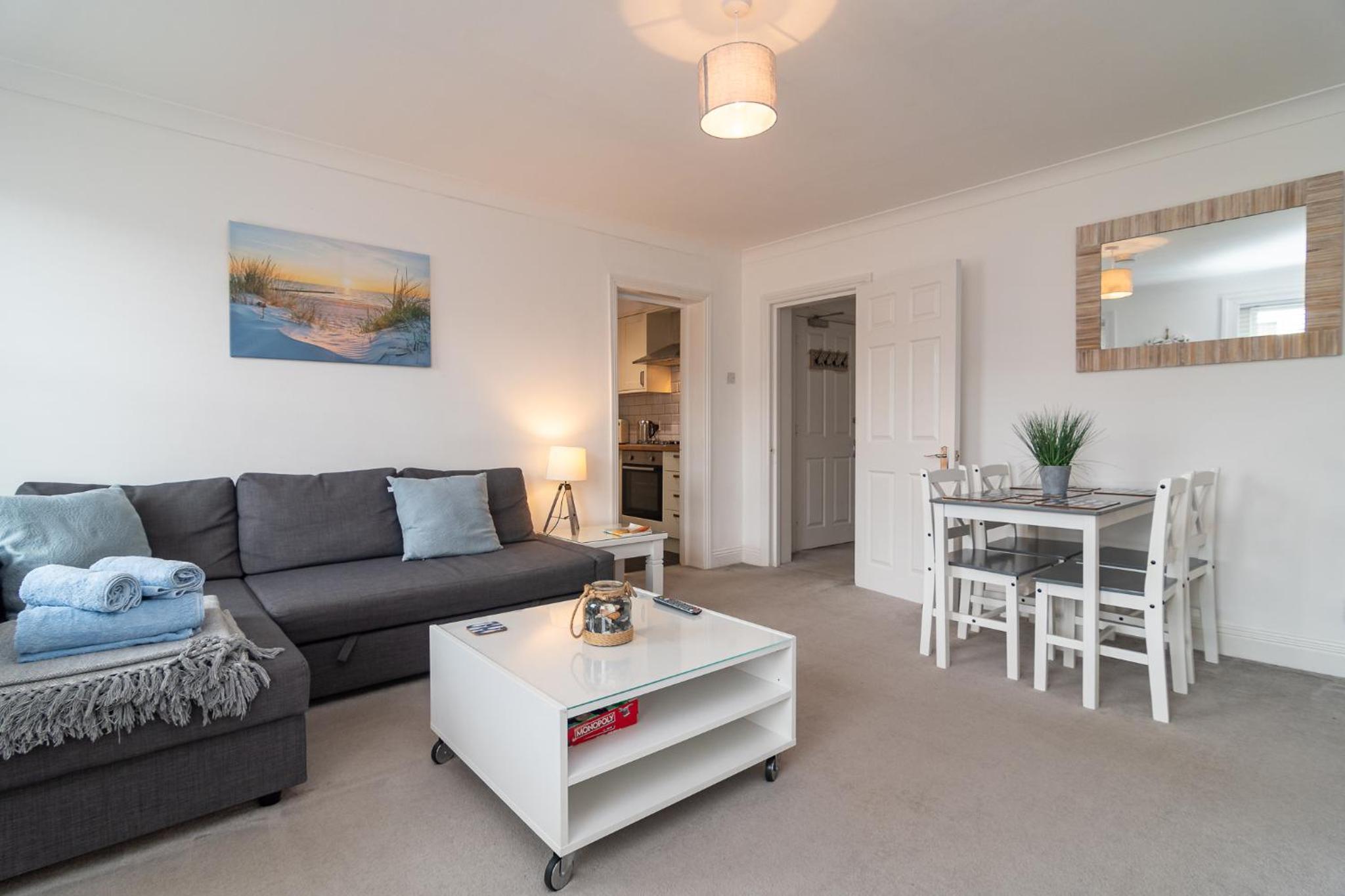 Light & Airy 1-Bed, Town Centre, Near Beach view 4