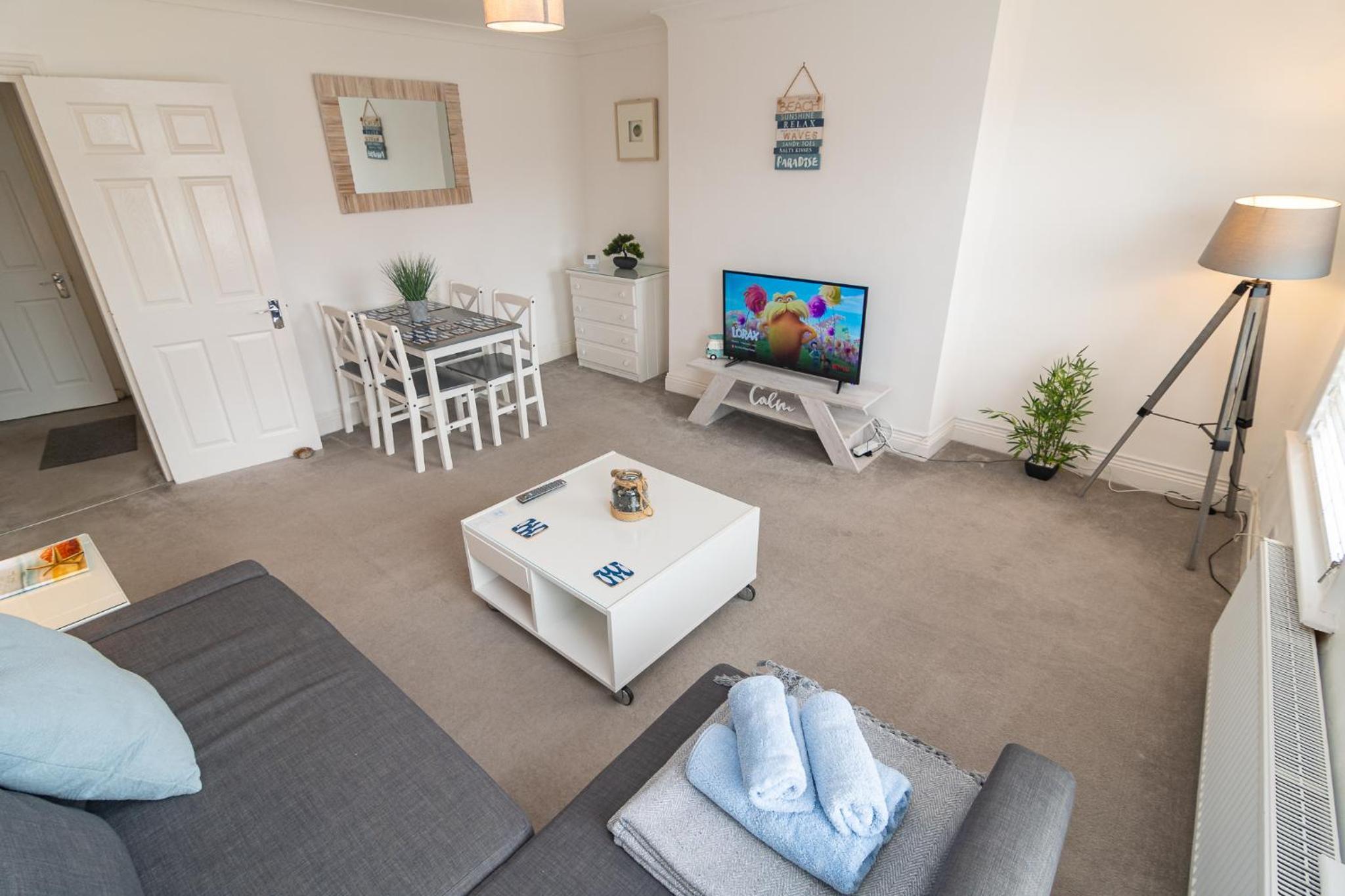 Light & Airy 1-Bed, Town Centre, Near Beach view 2