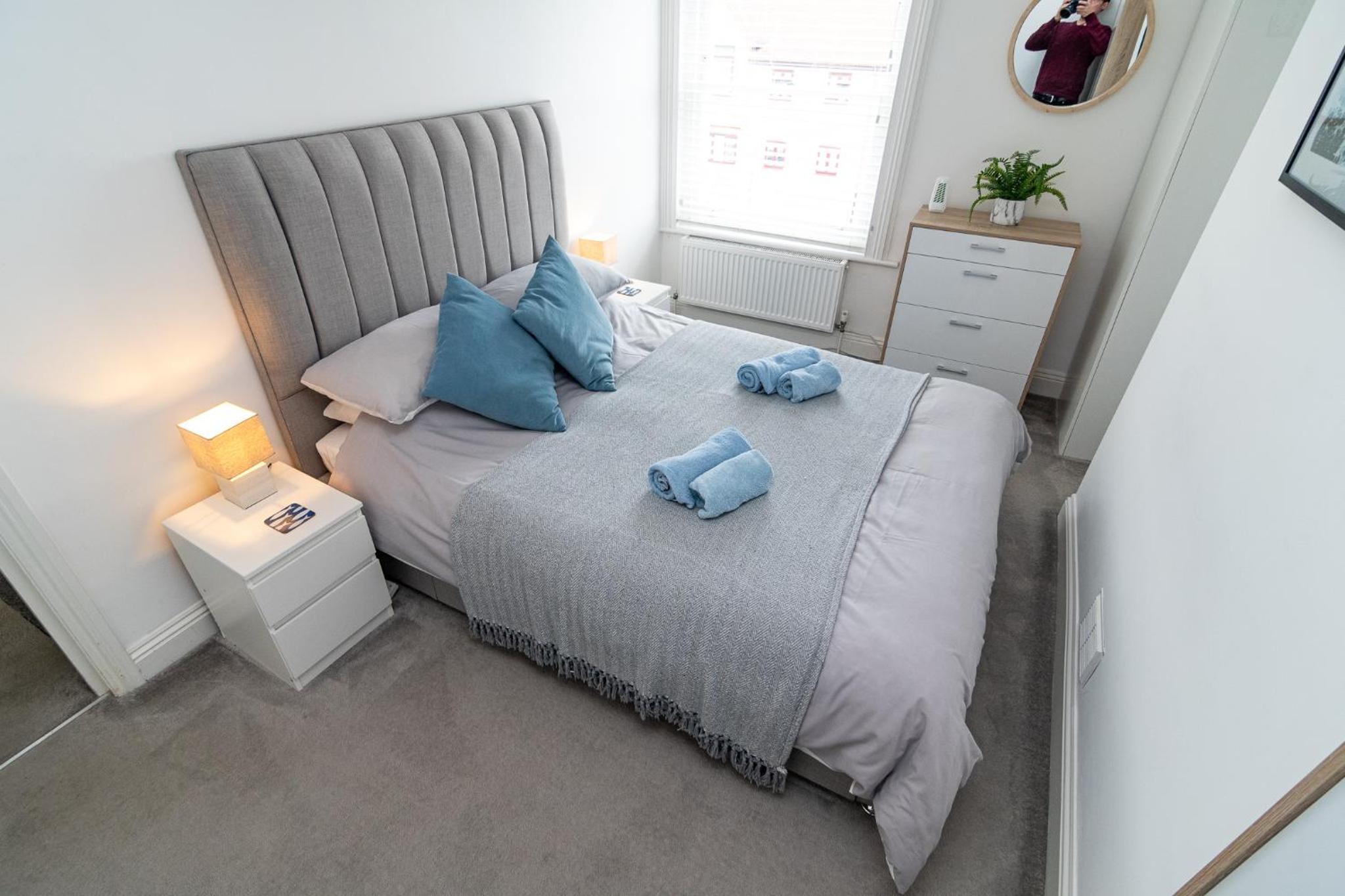 Light & Airy 1-Bed, Town Centre, Near Beach view 5