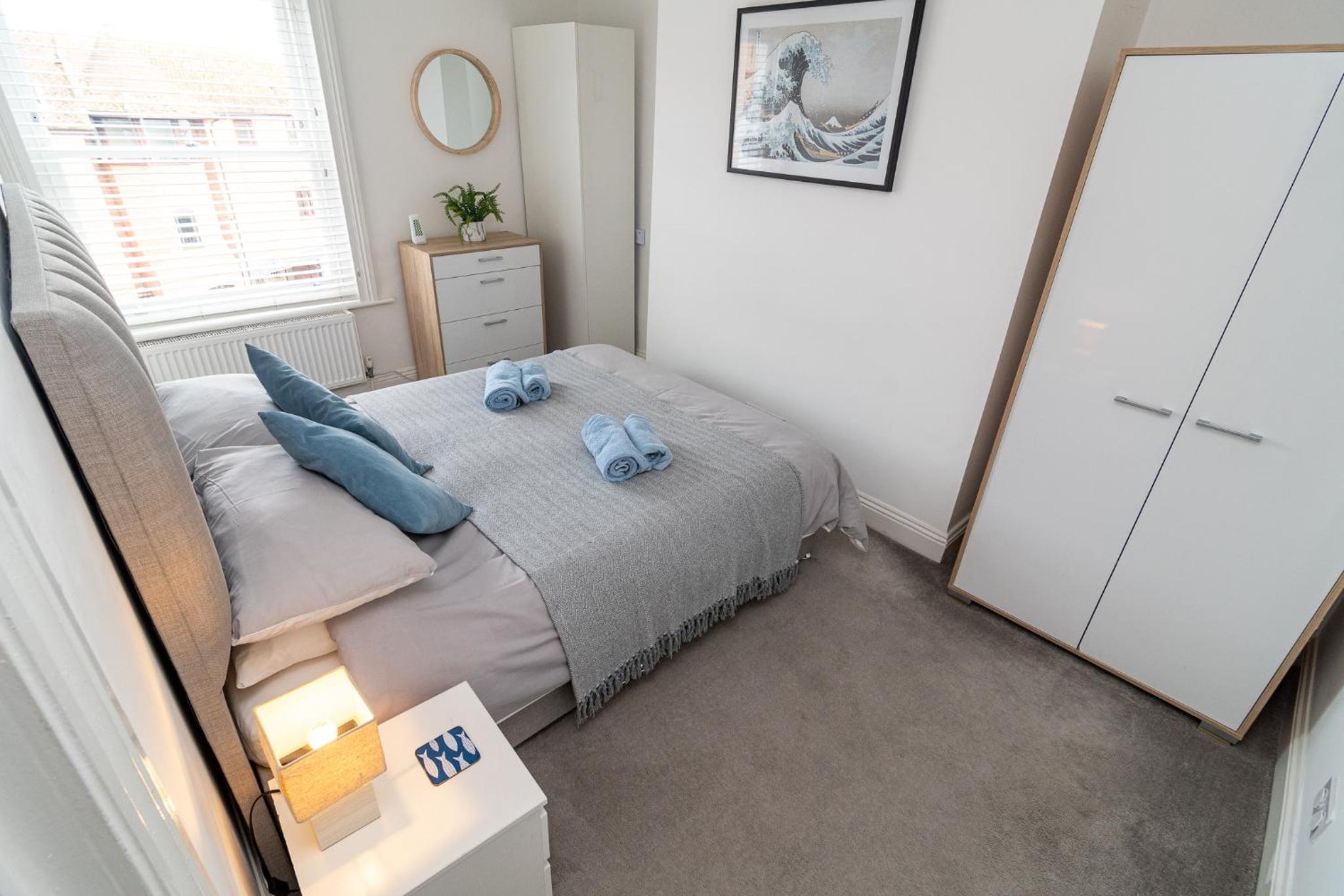 Light & Airy 1-Bed, Town Centre, Near Beach view 3