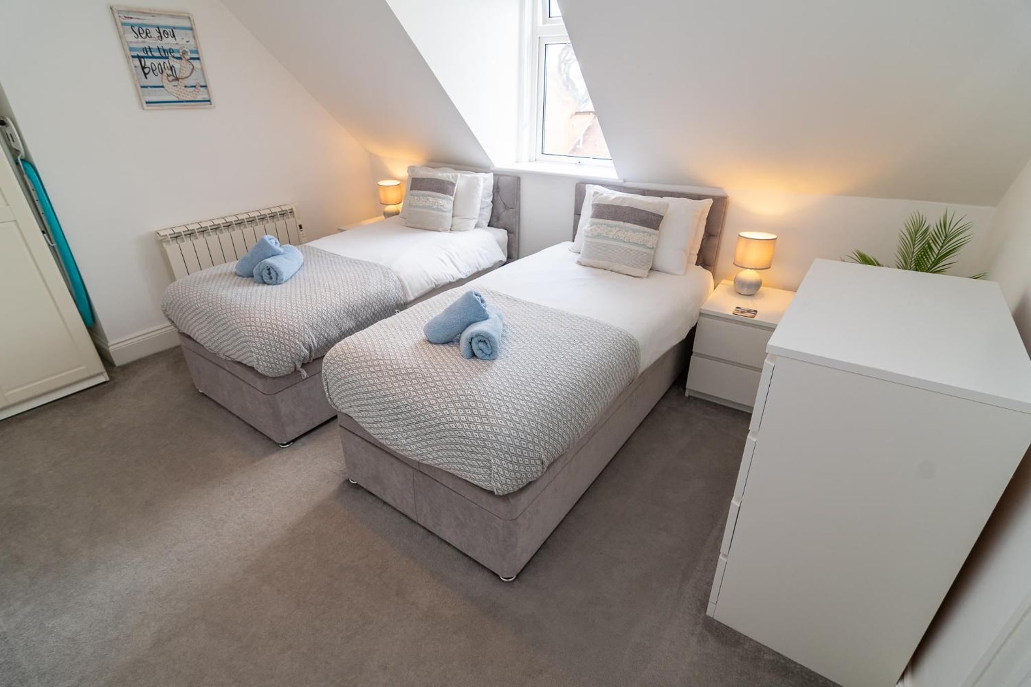Spacious 3-Bed, Town Centre, Parking, Near Beach view 5