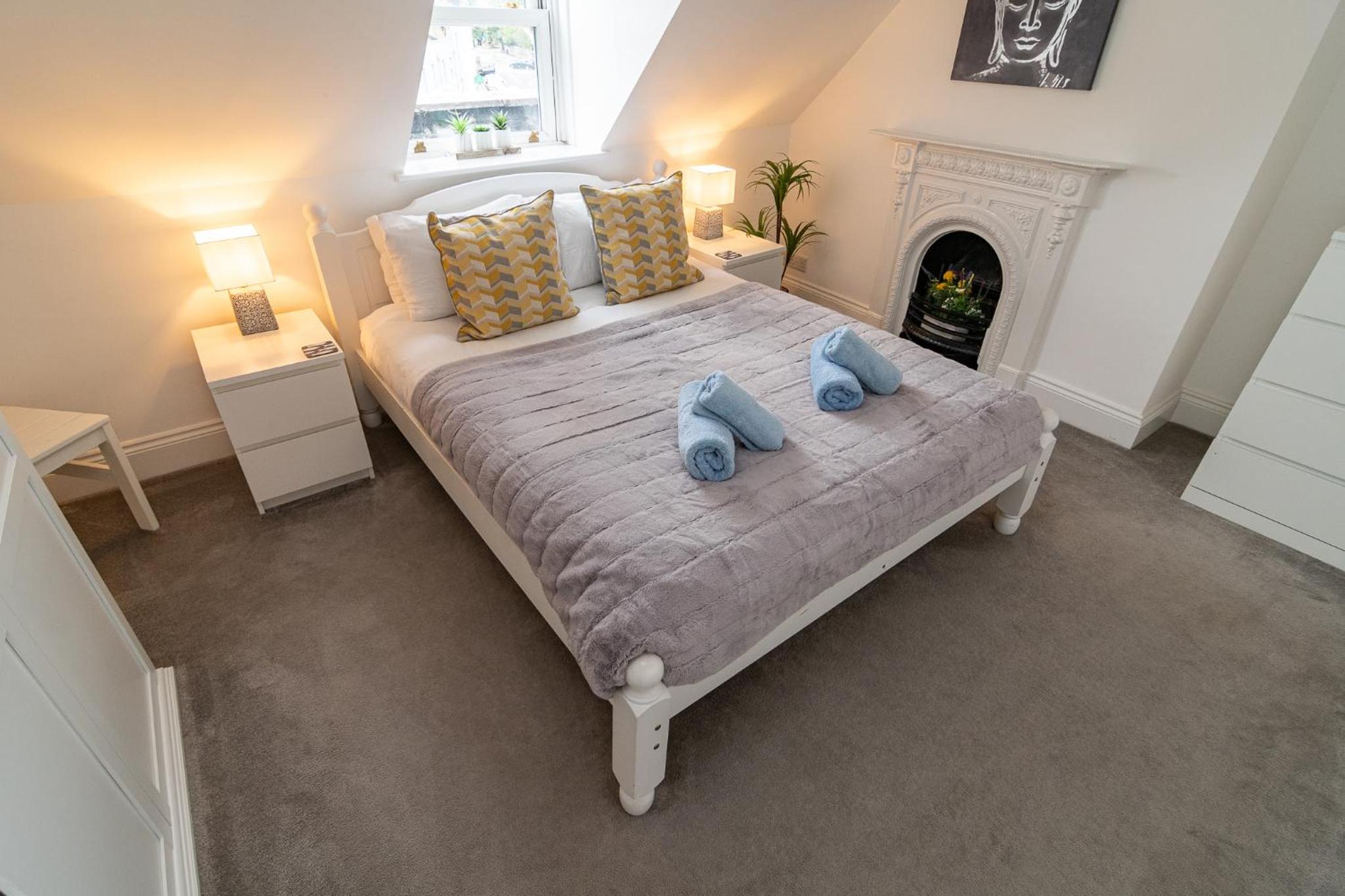 Spacious 3-Bed, Town Centre, Parking, Near Beach view 4