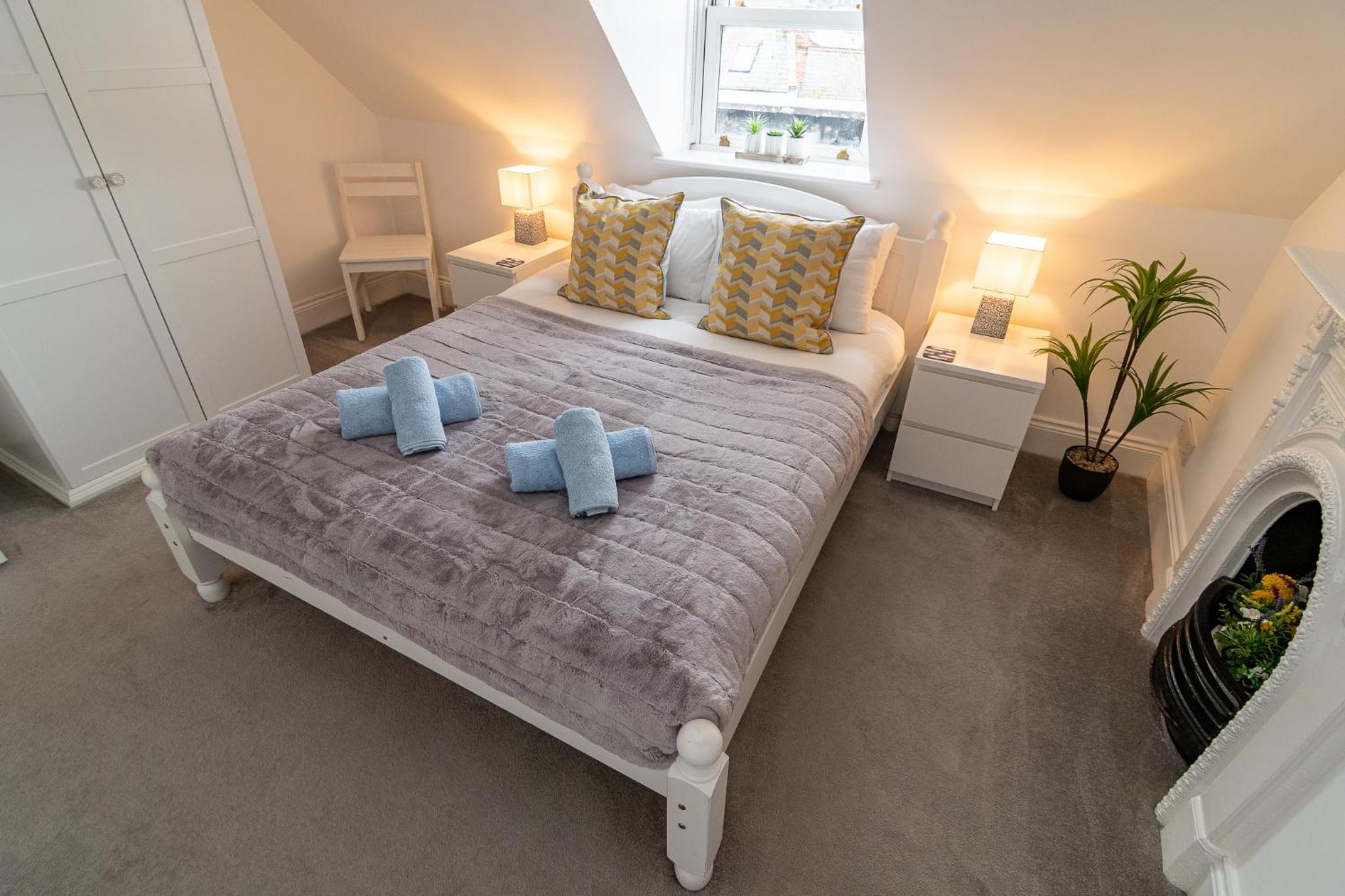 Spacious 3-Bed, Town Centre, Parking, Near Beach view 3