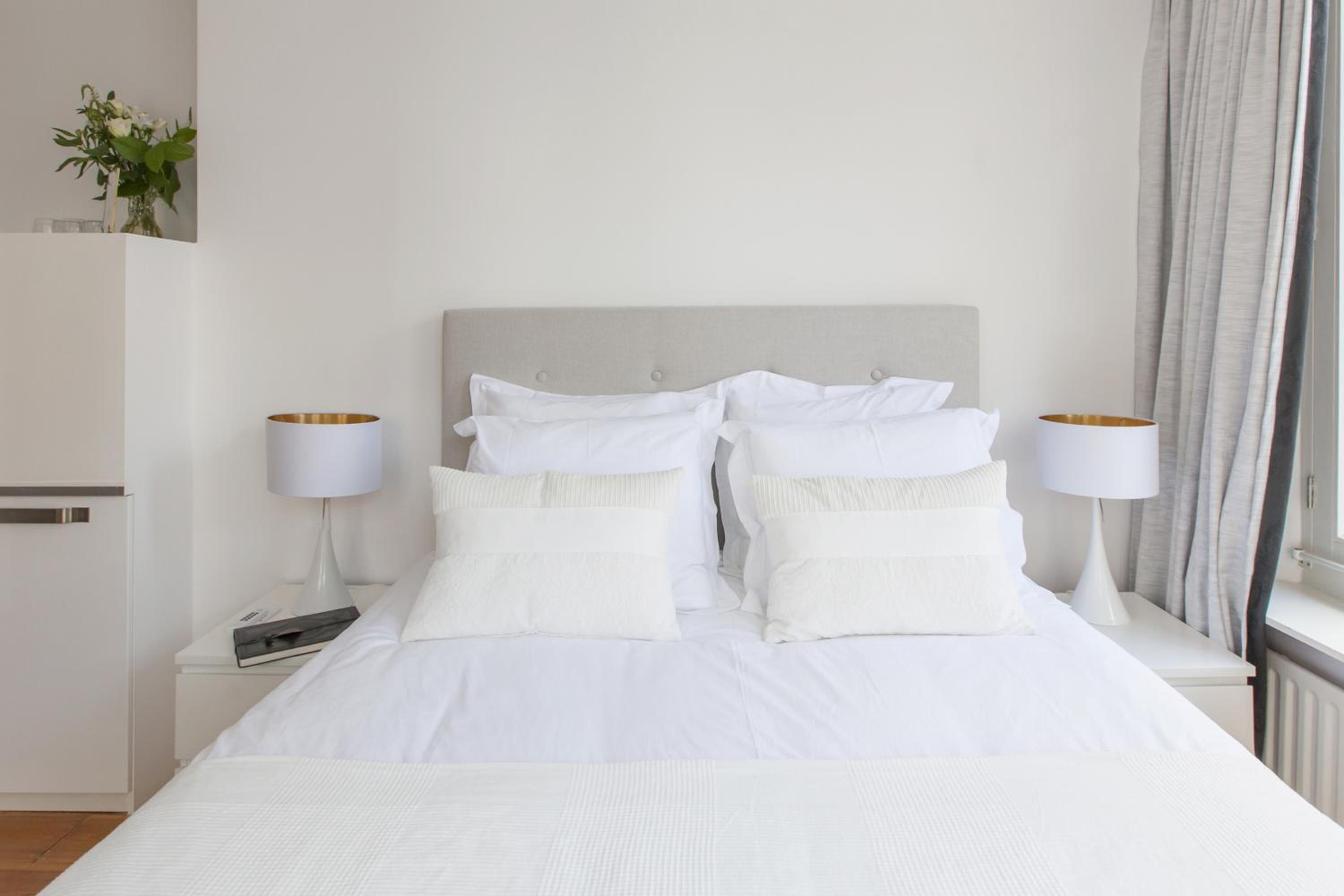Jordaan Suite bed and bubbles
