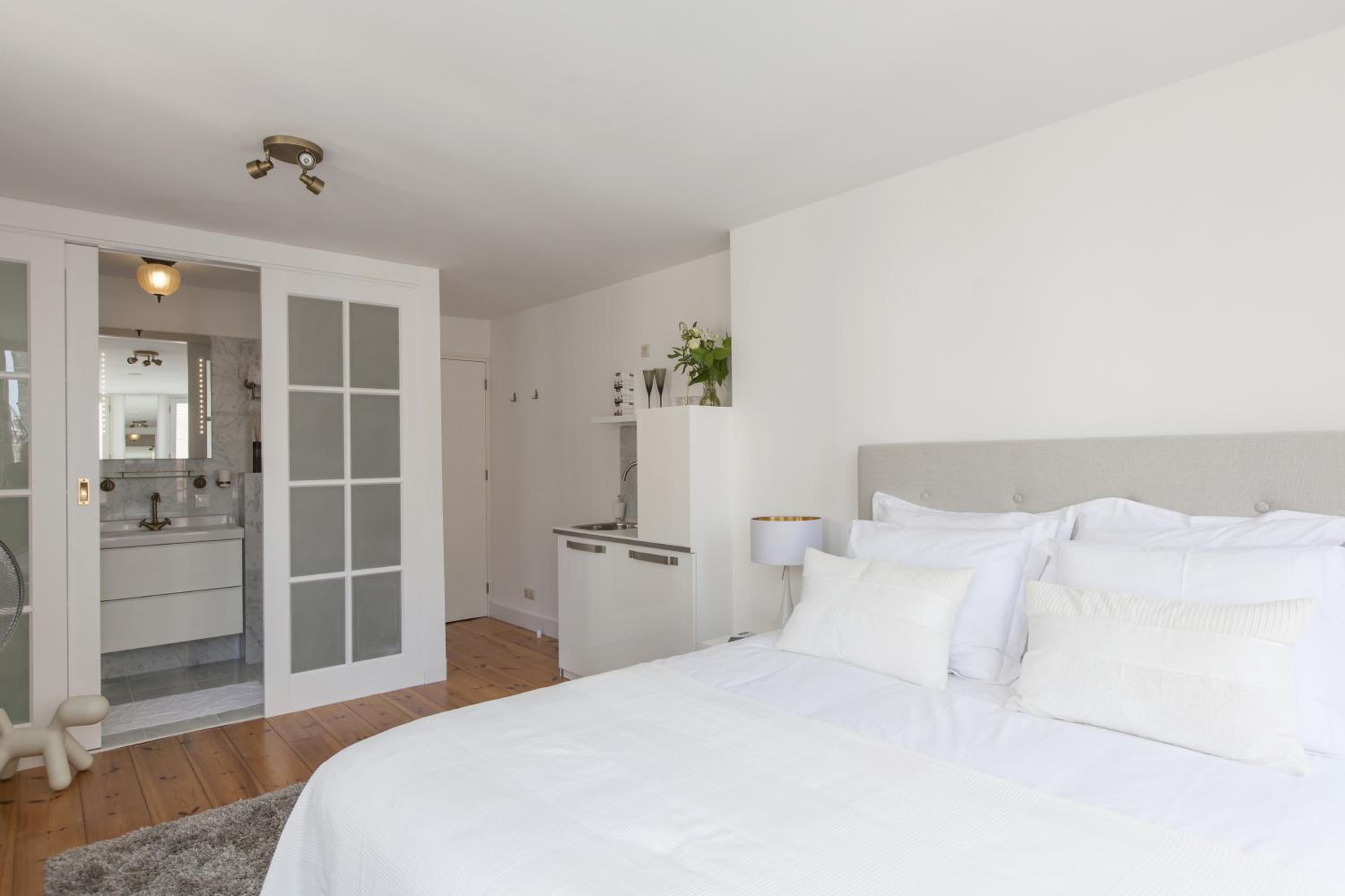 Jordaan Suite bed and bubbles
